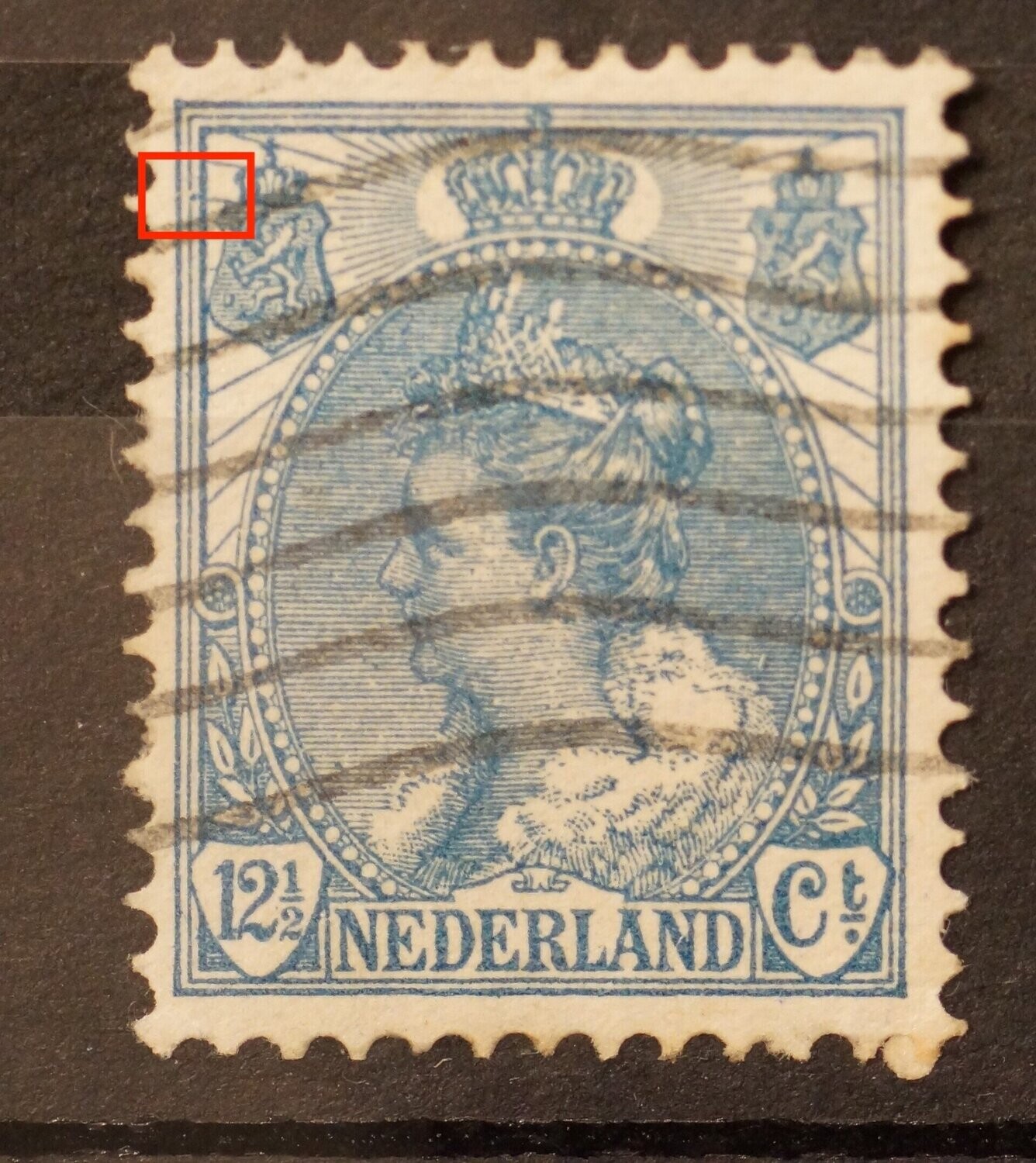 NVPH 63 - blauwe stip tussen kaderlijnen naast linker wapenschild
