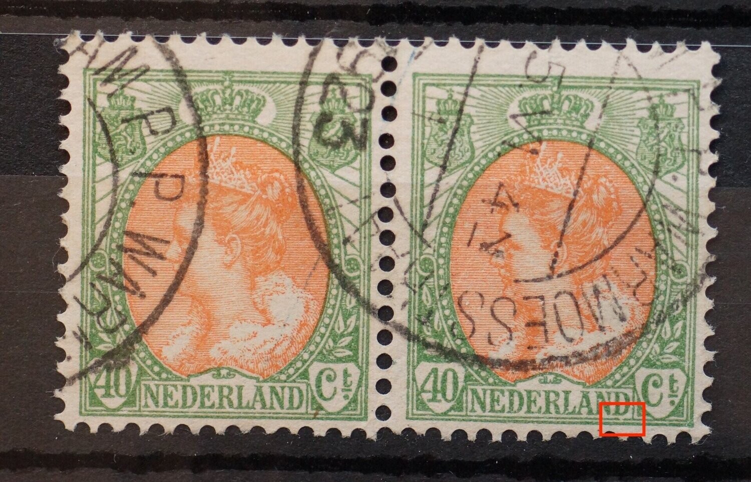 NVPH 73 (paar) - breuk onder tweede D van NEDERLAND (rechter zegel)