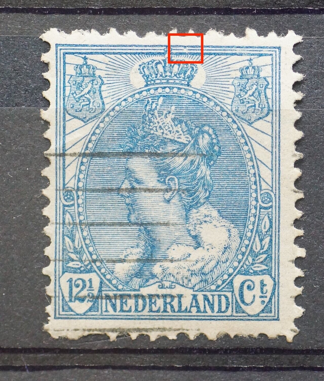 NVPH 63 - breuk in kaderlijn + blauwe stip rechts van kroon