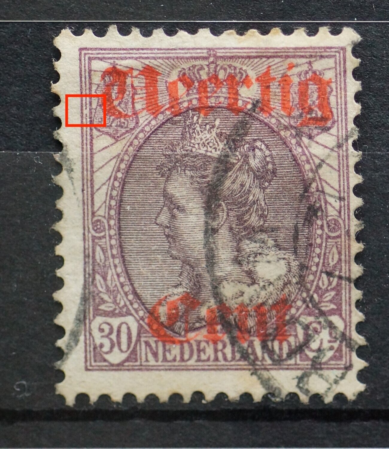 NVPH 102 - breuk in kaderlijn naast linker wapenschild NVPH 102 - breuk in kaderlijn naast linker wapenschild