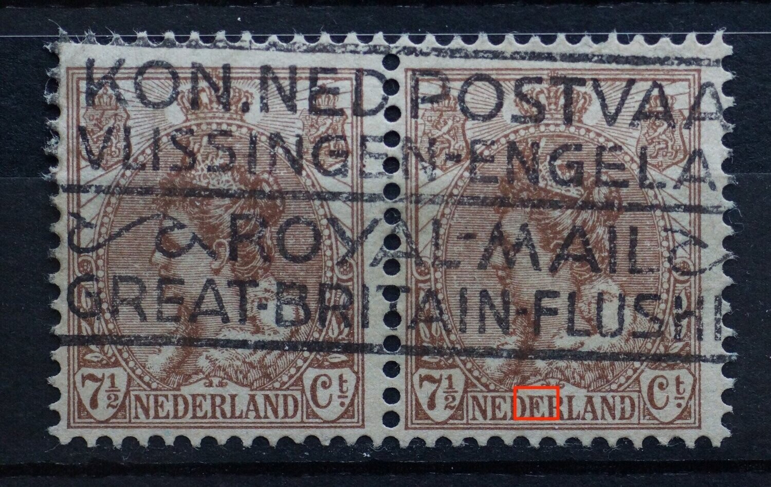 NVPH 61 (paar) - bruine vlek in tweede E van NEDERLAND (rechter zegel)