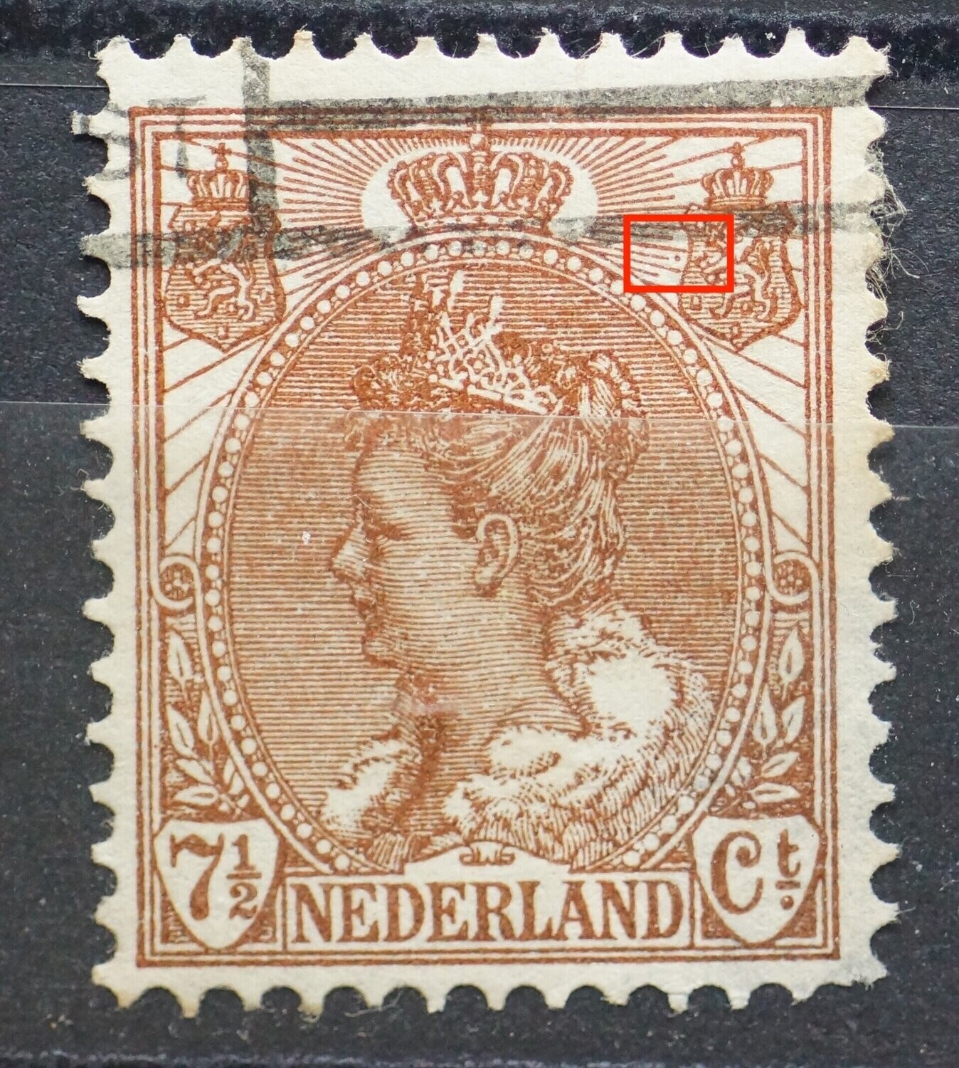 NVPH 61 - bruine punt links van rechter wapenschild