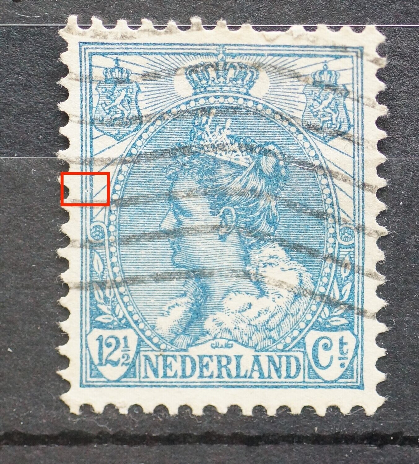 NVPH 63 - beschadigde kaderlijn boven linker rozet