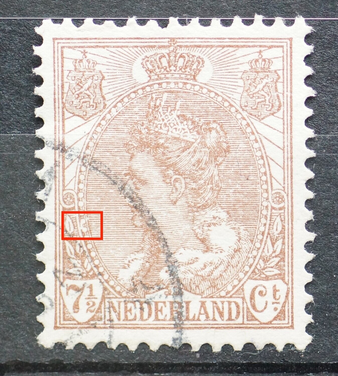 NVPH 61 - witte vlek tussen twee parels in rand medaillon (links)