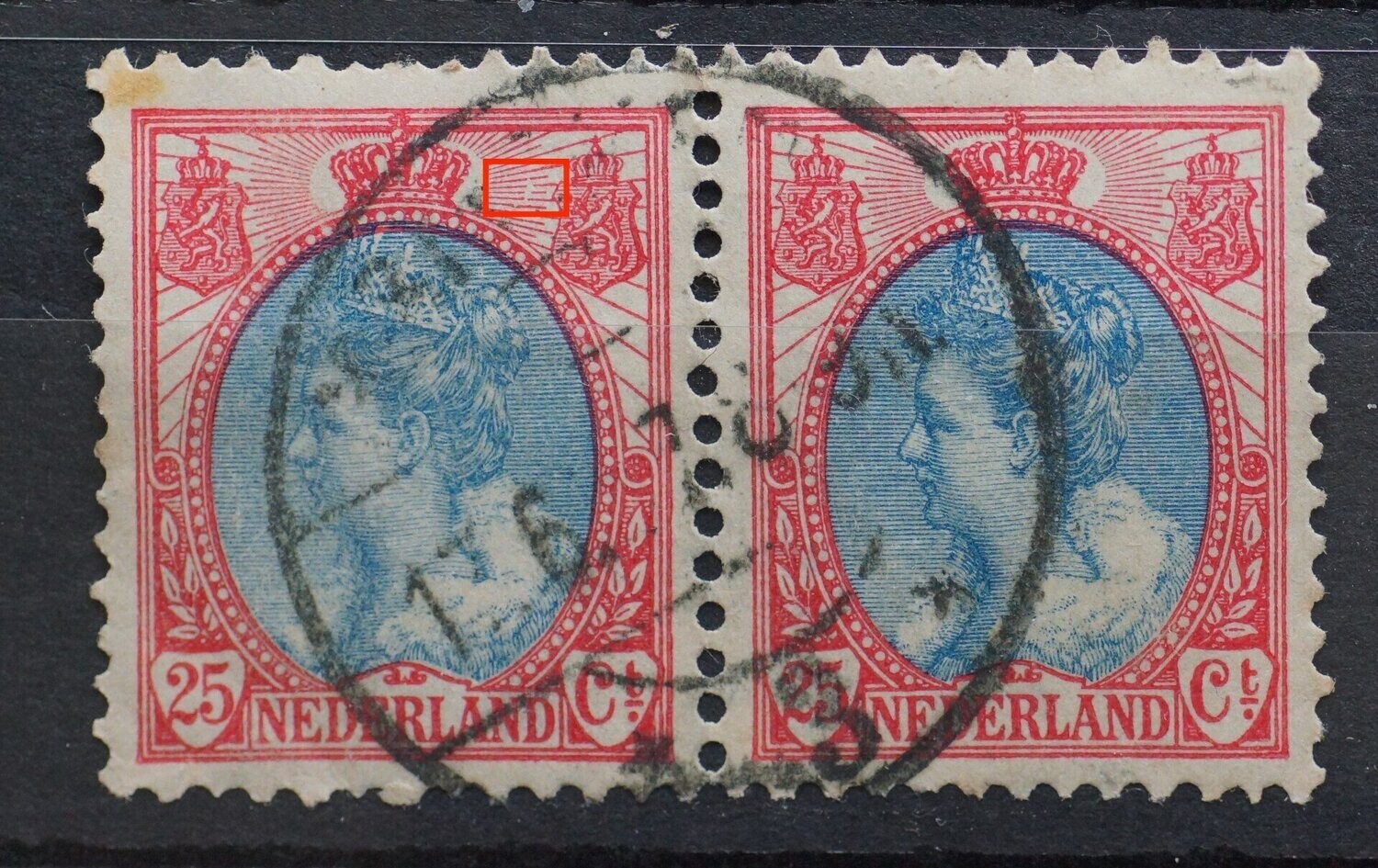NVPH 71 (paar) breuk in stralen rechts van kroon (linker zegel)