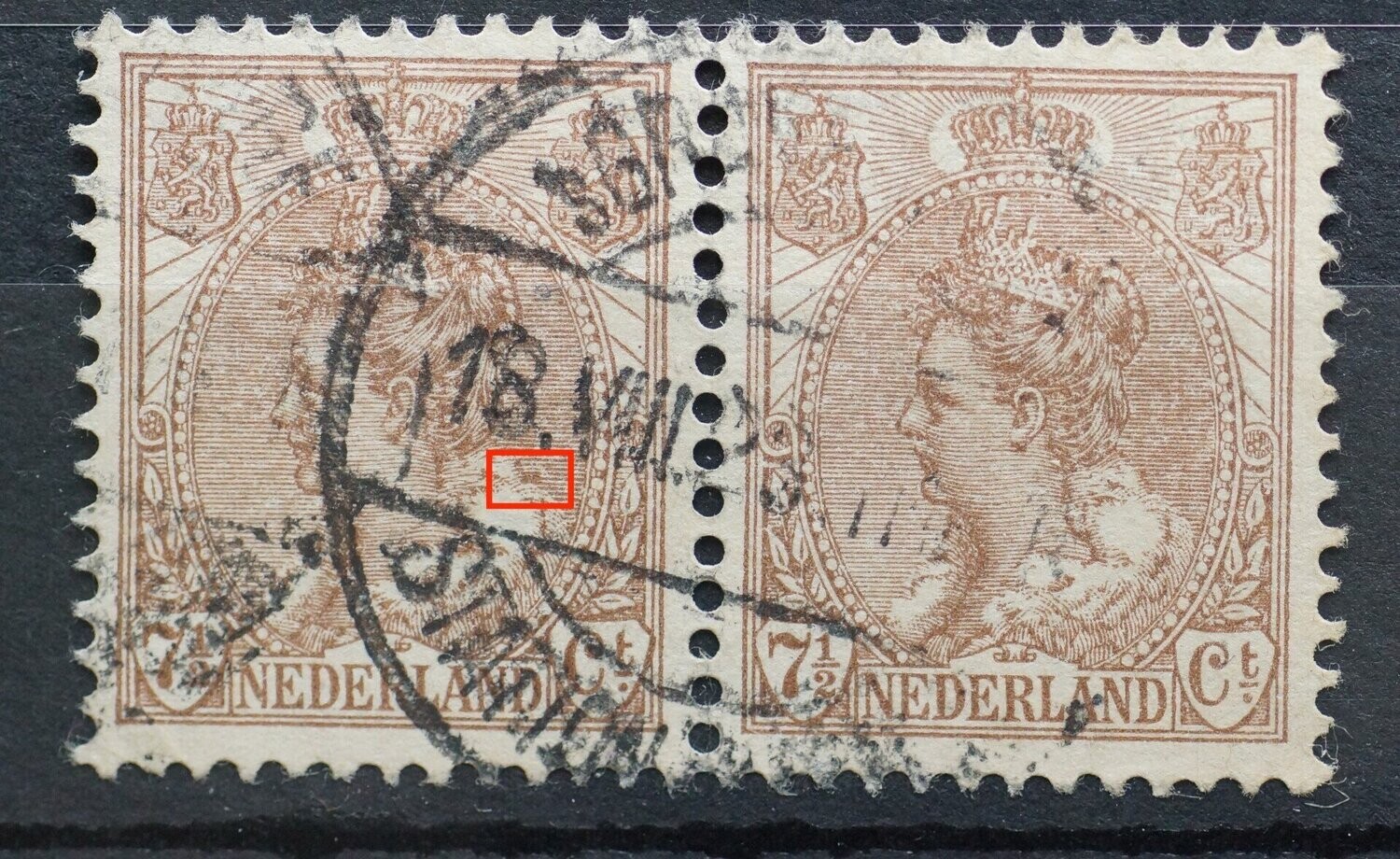 NVPH 61 (paar) - bruine vlek achter bontkraag (linker zegel)