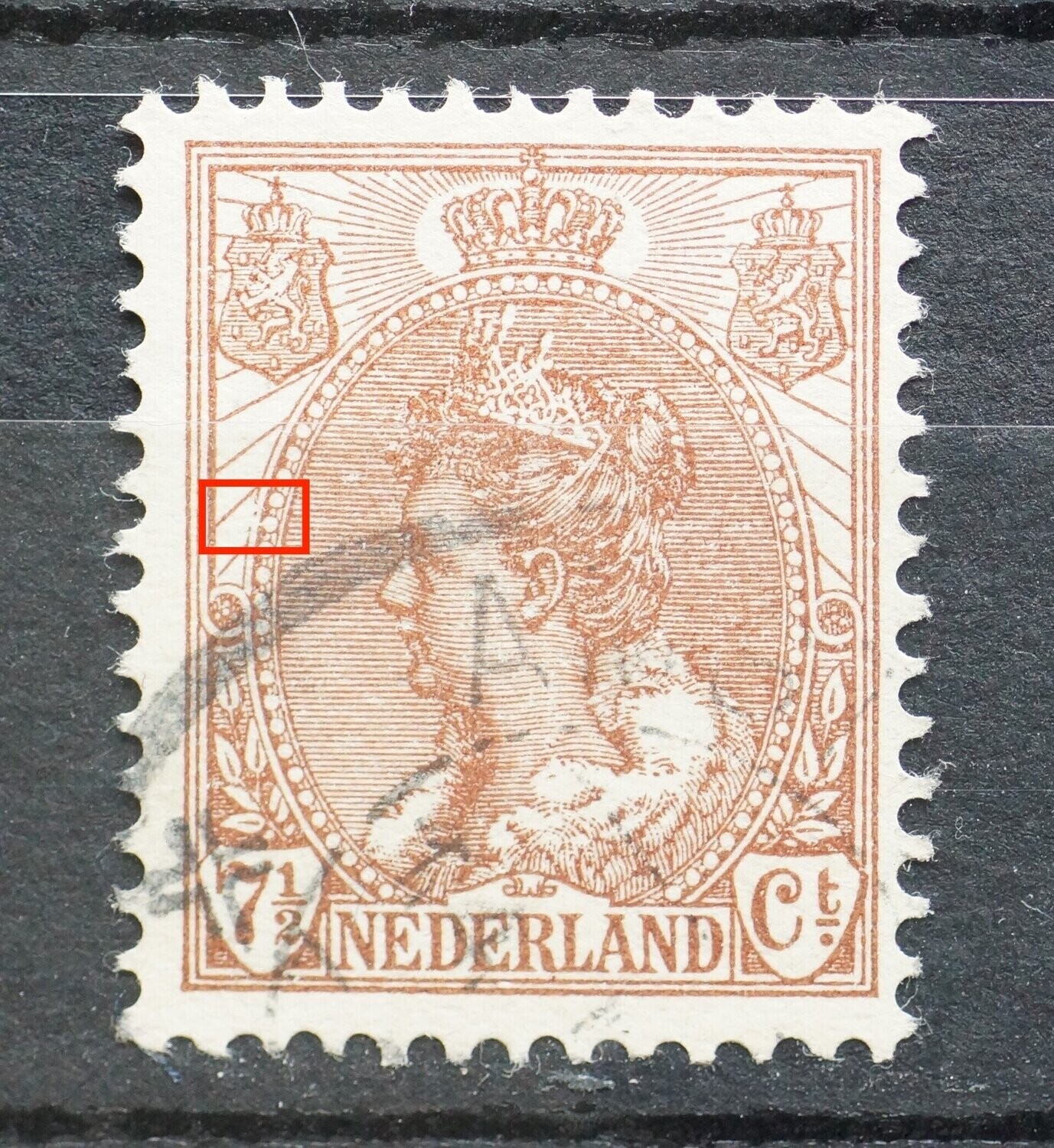 NVPH 61 - breukjes in rand medaillon links NVPH 61 - breukjes in rand medaillon links