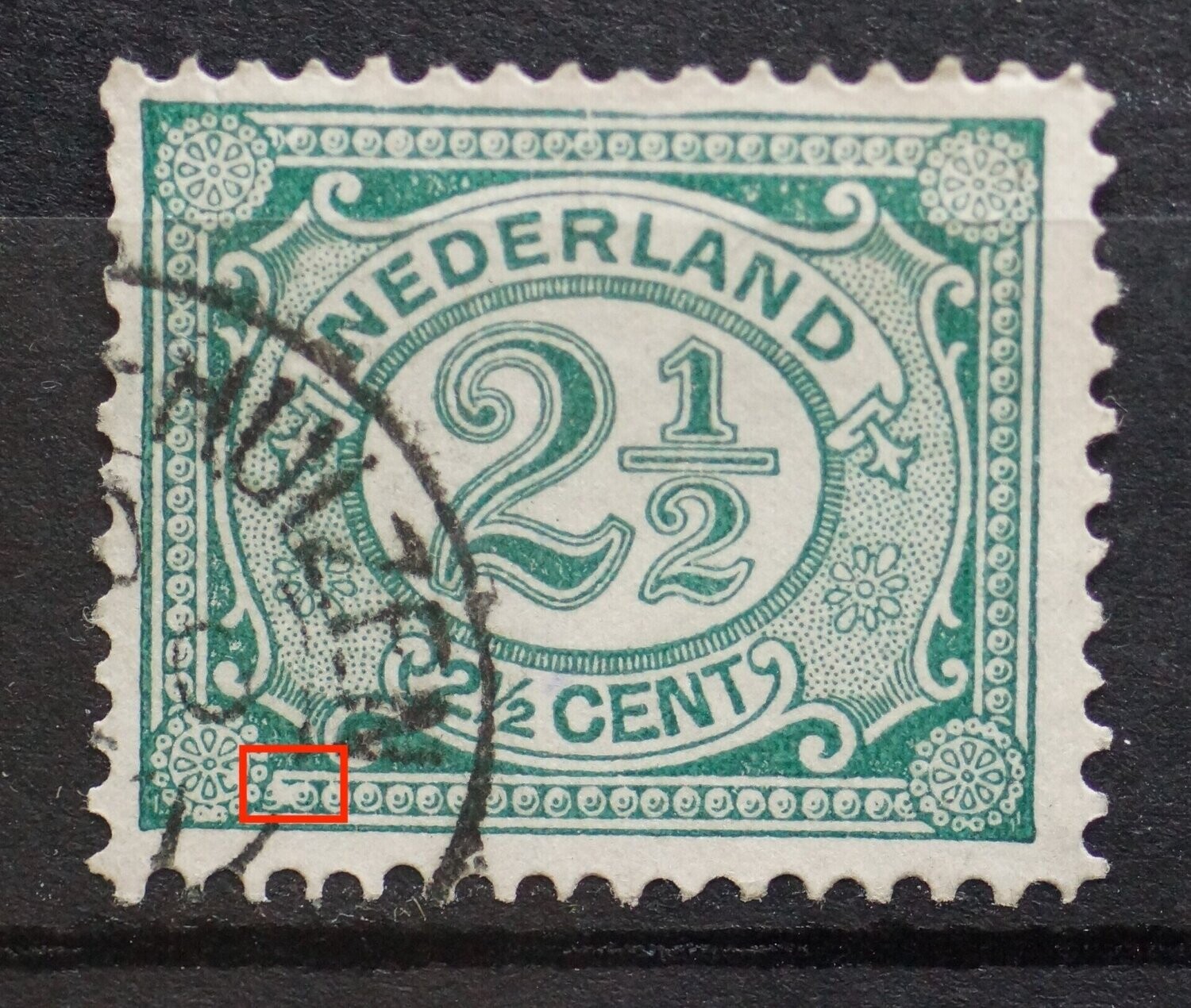 NVPH 55 - witte vlek tussen parels linksonder