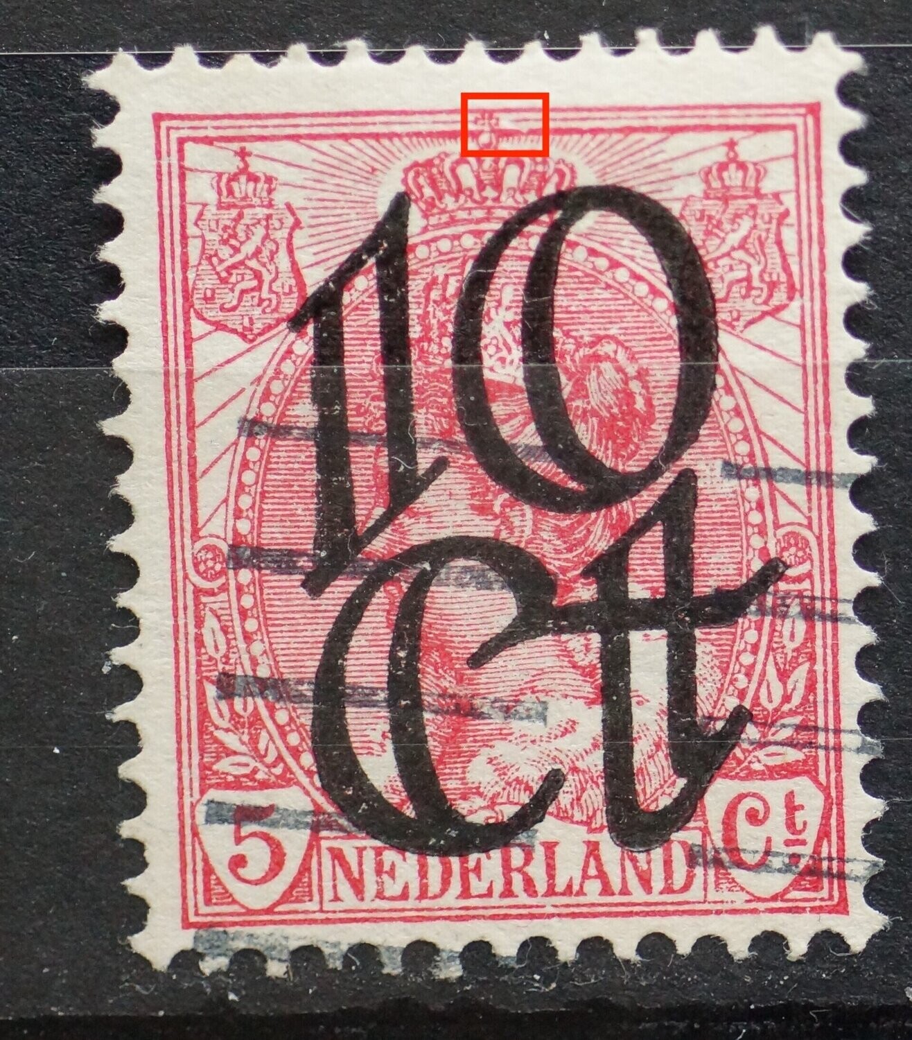 NVPH 117 - breuk in kaderlijn meteen rechts naast kroon