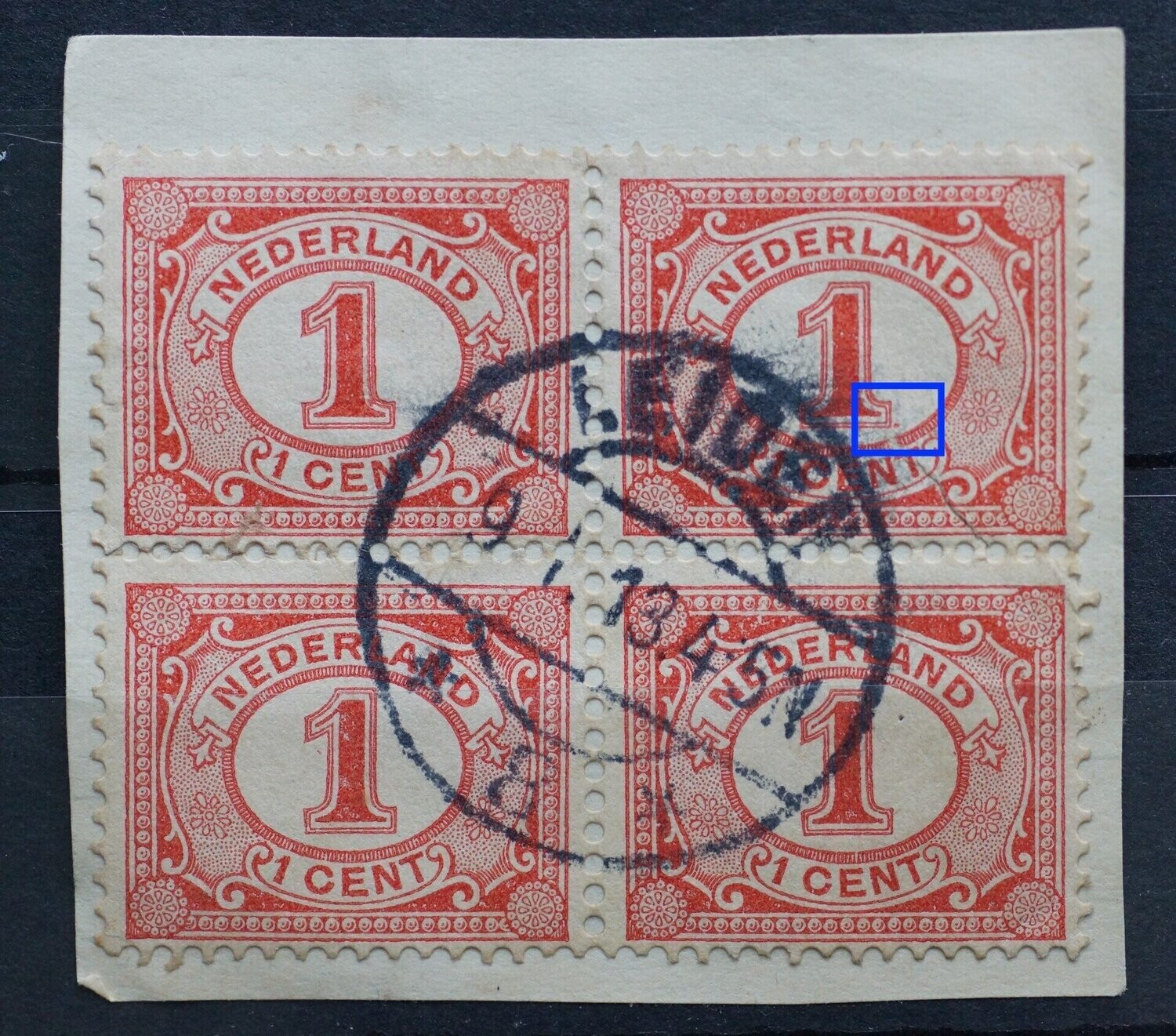 NVPH 51 (blok) - rode stip achter de grote 1 op zegel rechtsboven (scheur)