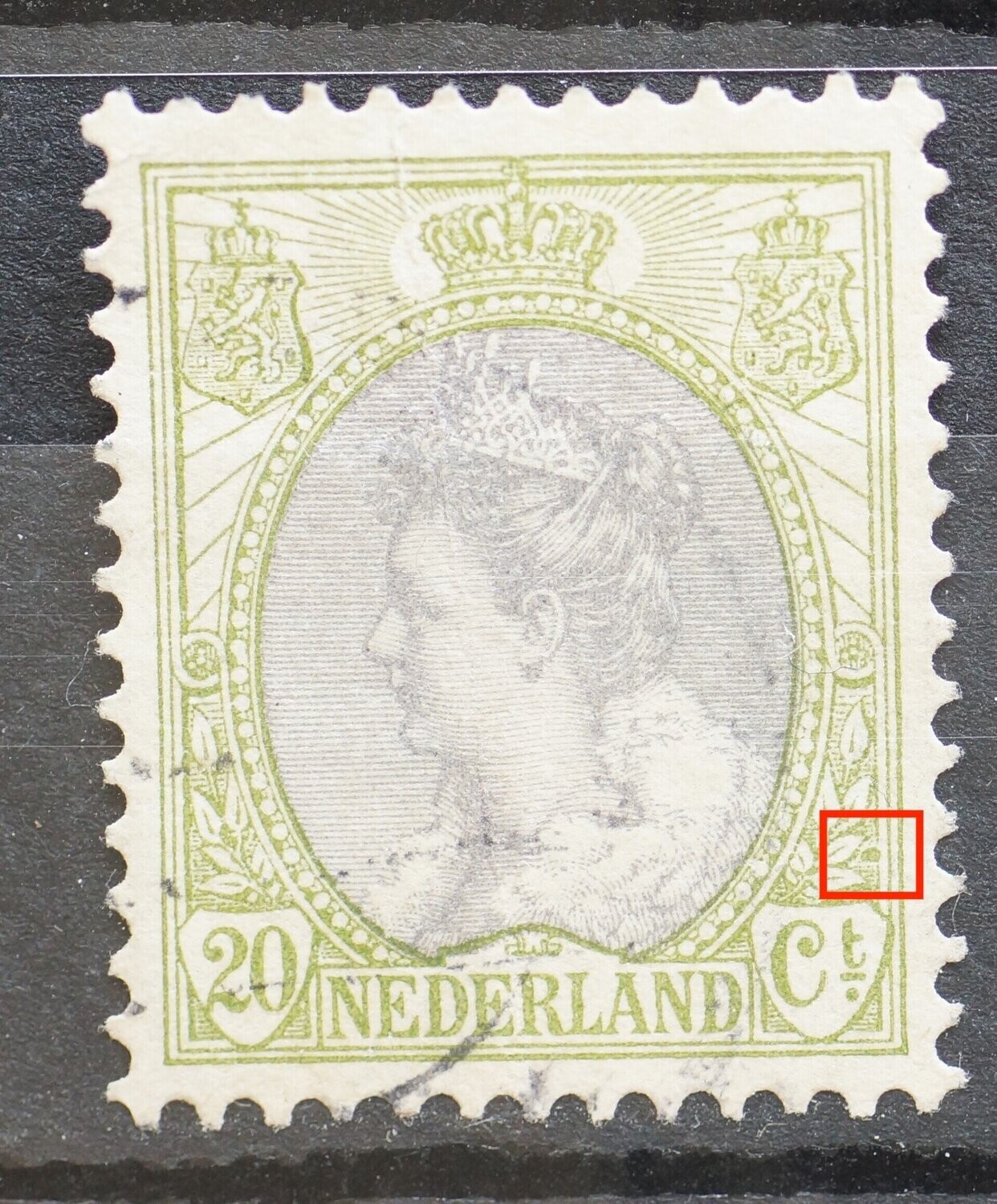 NVPH 69 (fraai) - groene vlek naast blad (rechts)