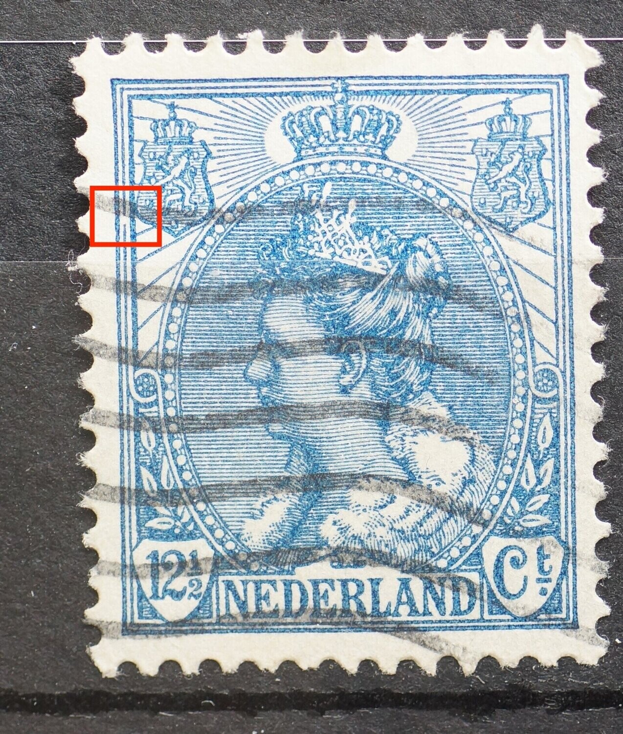 NVPH 63 - breuk in kaderlijn naast linker wapenschild NVPH 63 - breuk in kaderlijn naast linker wapenschild