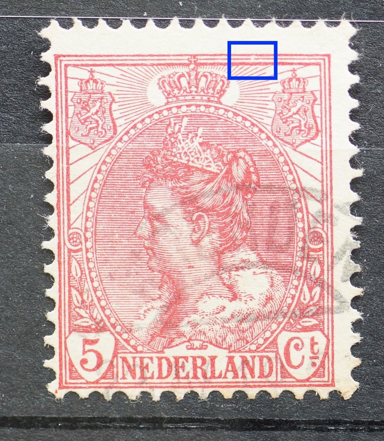 NVPH 60 - breuk in kaderlijnen rechts van kroon