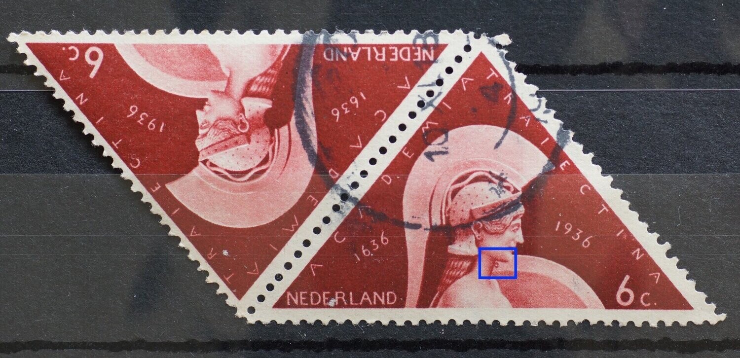 NVPH 287 (paar) - rode cirkel onder kin (rechter zegel)