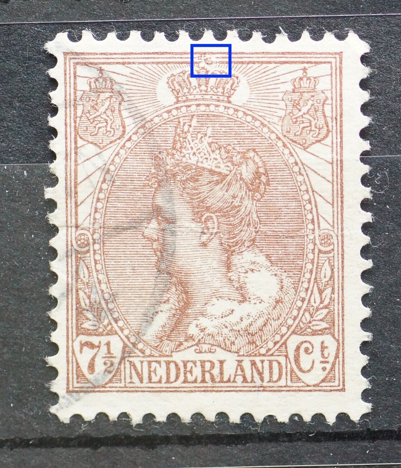 NVPH 61 - beschadiging van kaderlijnen etc. links van bovenzijde kroon NVPH 61 - beschadiging van kaderlijnen etc. links van bovenzijde kroon