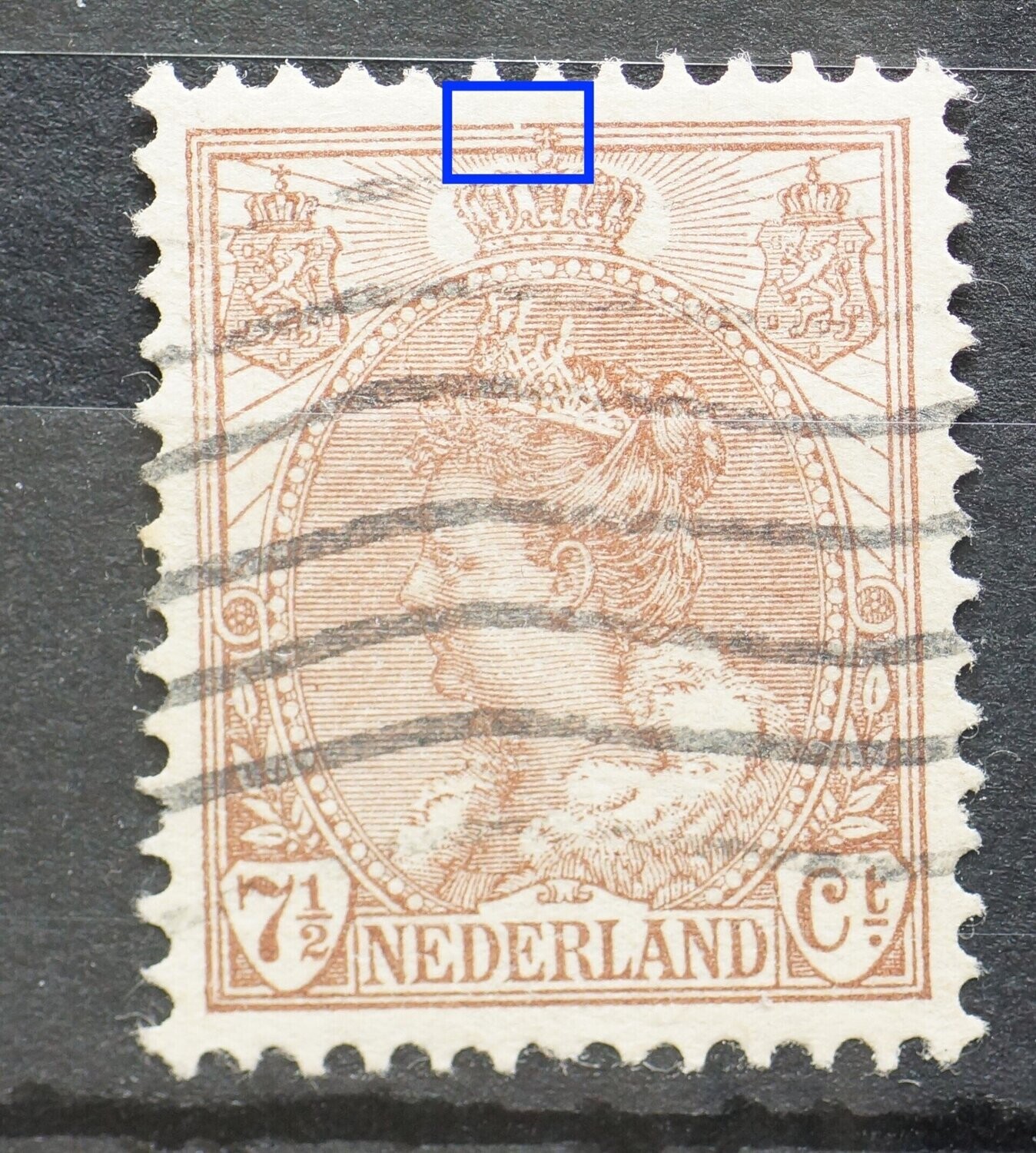 NVPH 61 - breuk in kaderlijn boven links van kroon