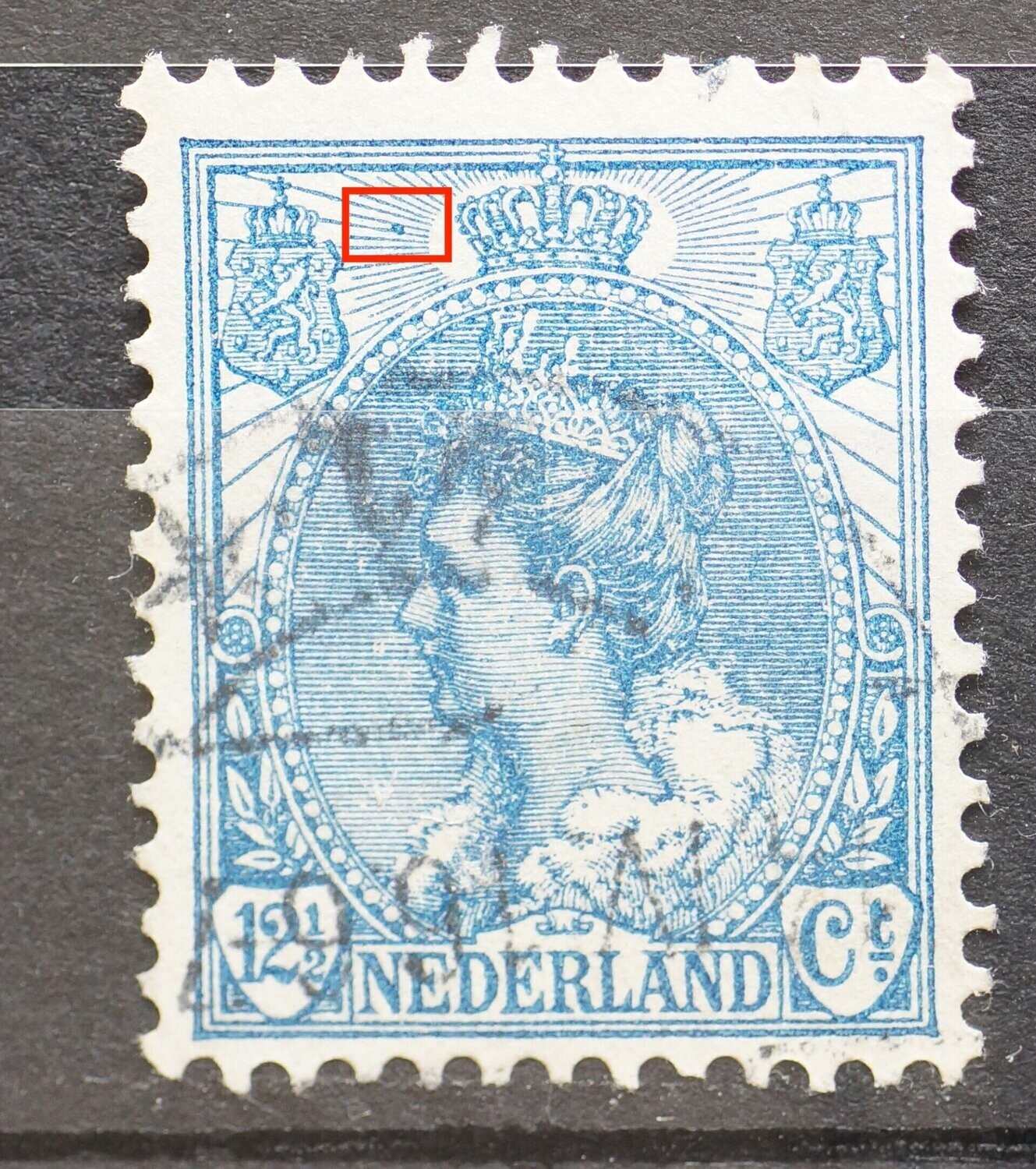 NVPH 63 - blauwe punt tussen stralen, links van kroon