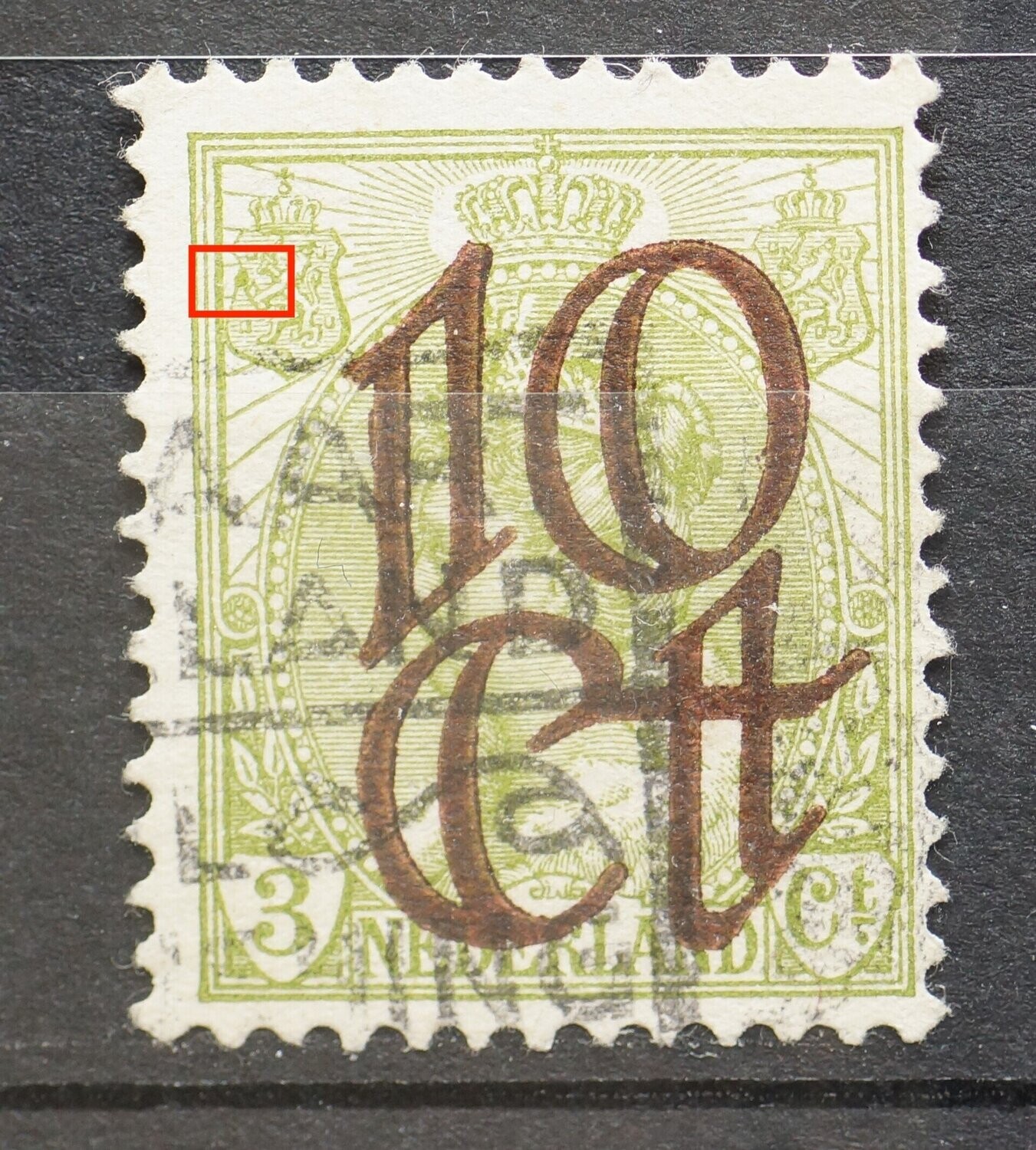 NVPH 116 - groene vlek boven pijlenbundel linker wapenschild NVPH 116 - groene vlek boven pijlenbundel linker wapenschild