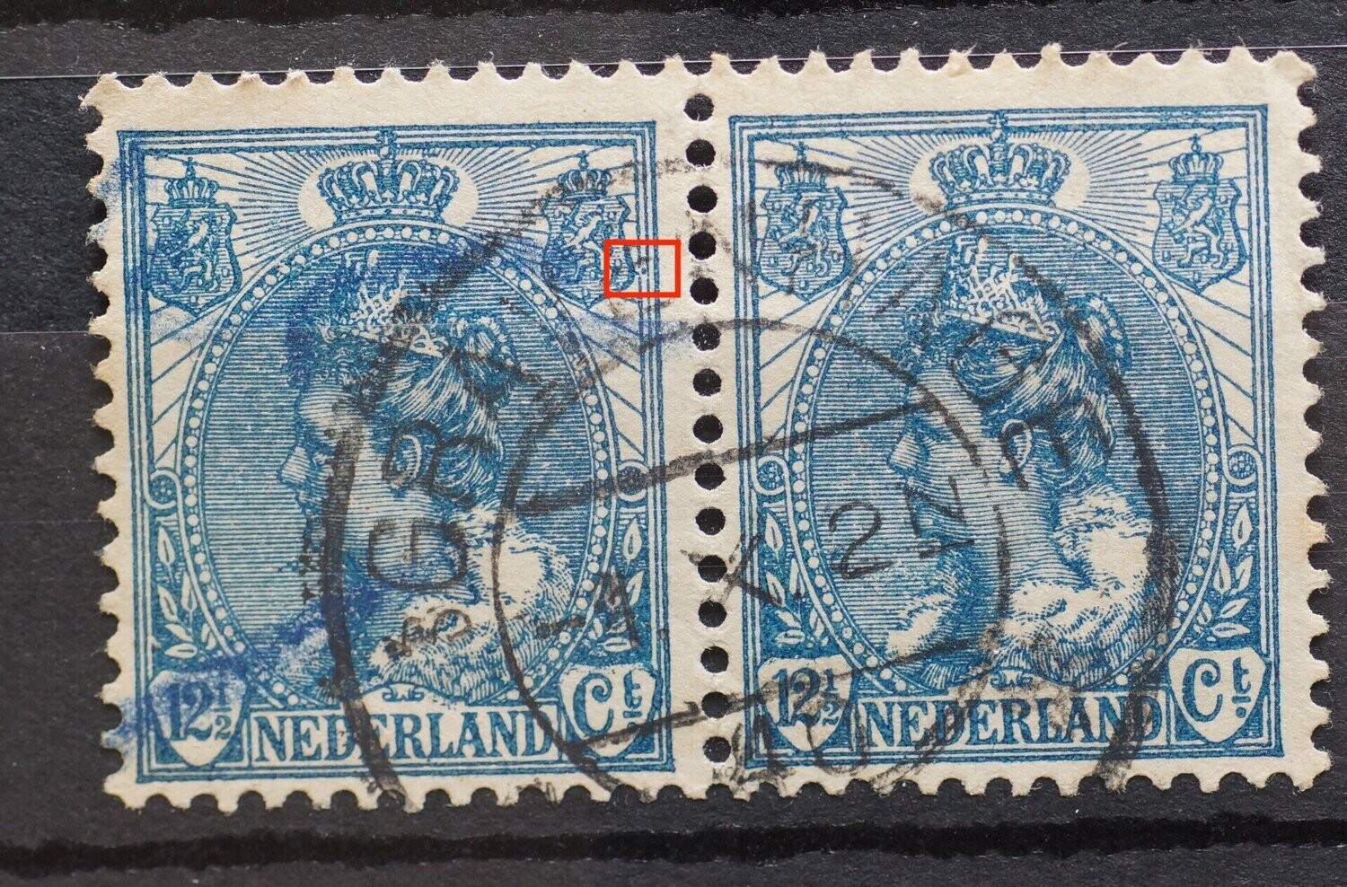 NVPH 63 (paar) - o.a. blauwe punt tussen kaderlijnen naast rechter wapenschild (linker zegel)