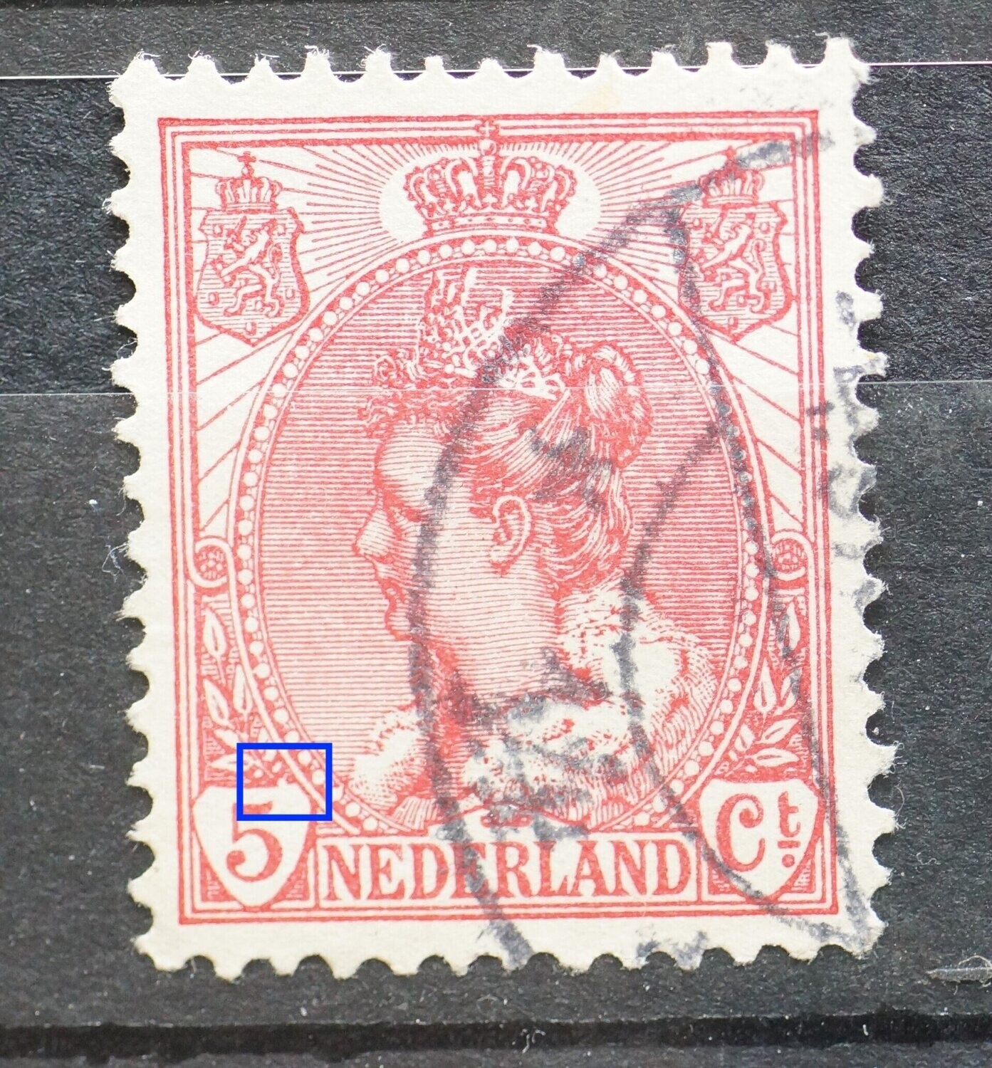 NVPH 60 - wit vlekje aan de bovenzijde van het waardeschild rondom de 5