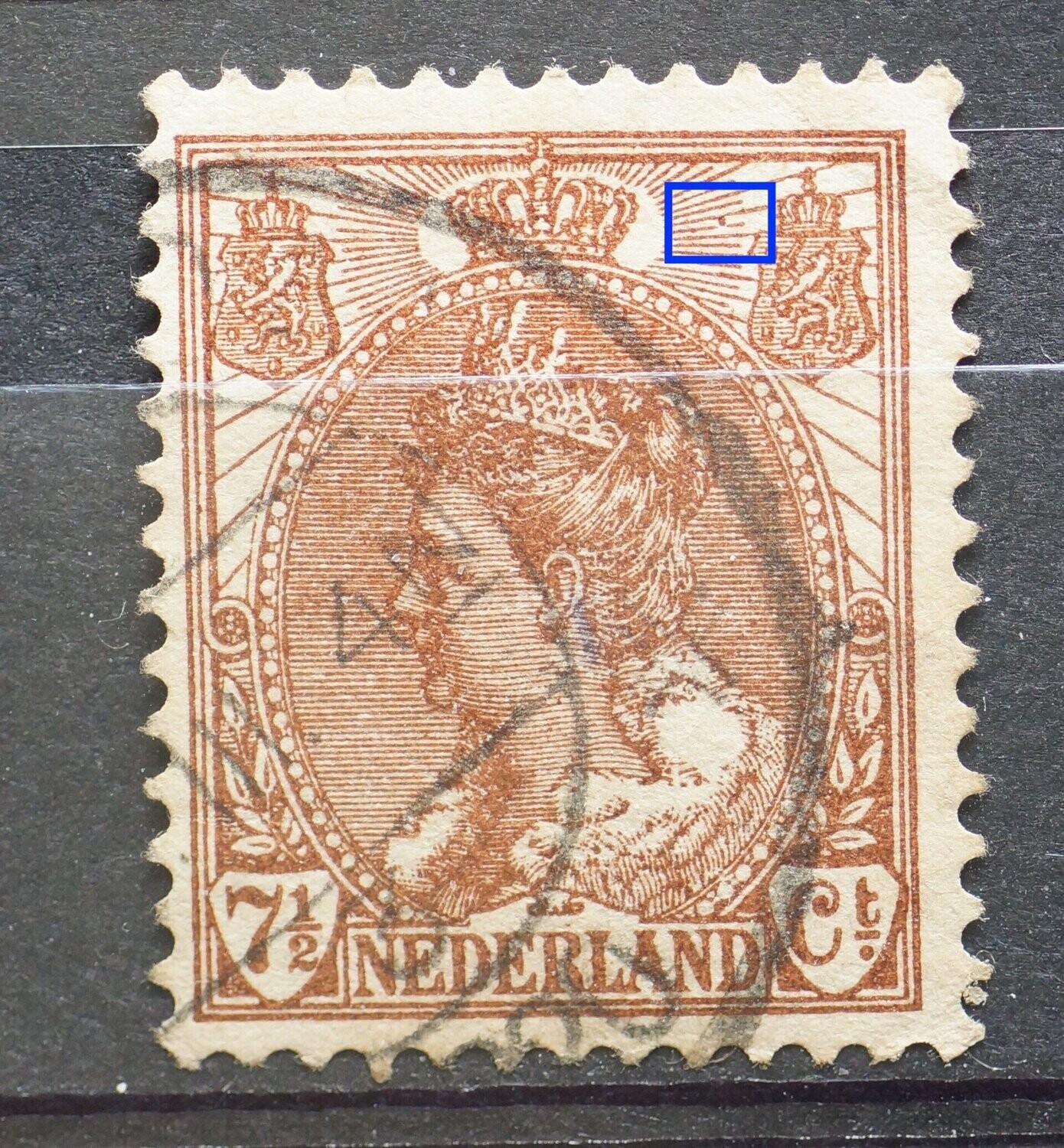 NVPH 61 - bruine punt tussen stralen rechts van kroon
