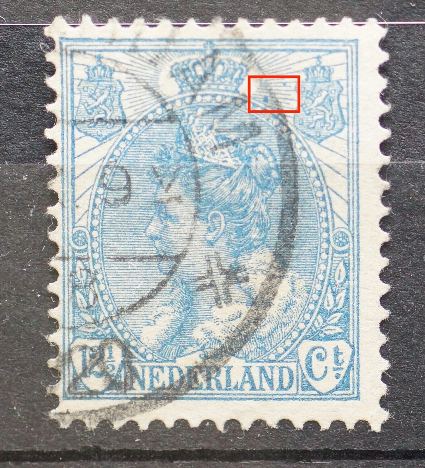 NVPH 63 - blauwe vlekken rechts van kroon
