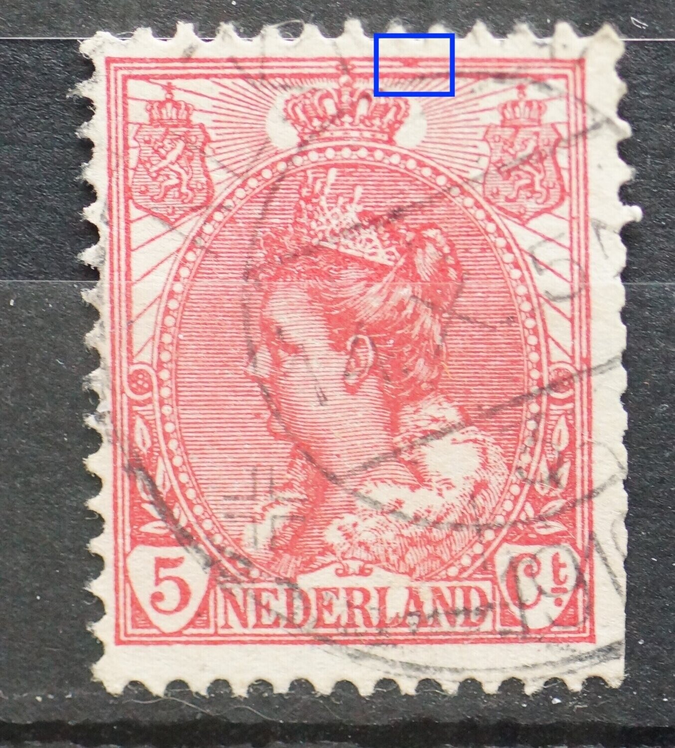 NVPH 60 - rode vlek tussen kaderlijnen rechts van kroon