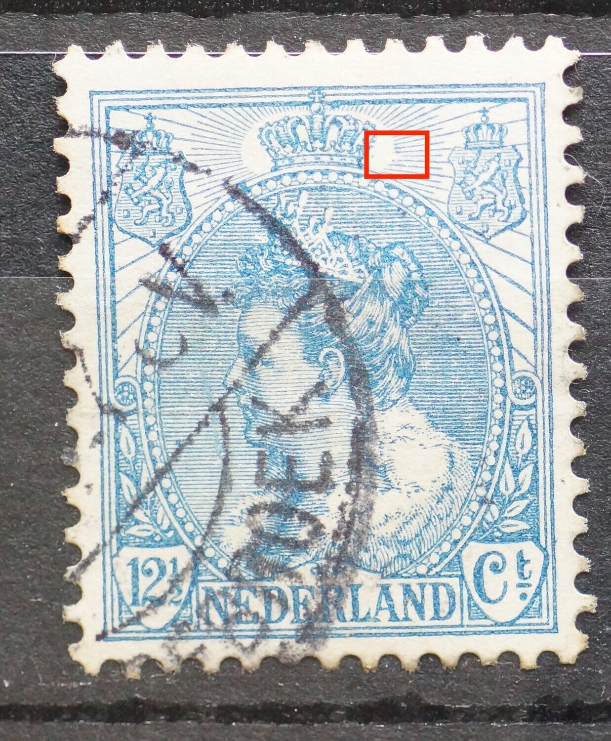 NVPH 63 - ontbrekend stukje straal rechts van kroon