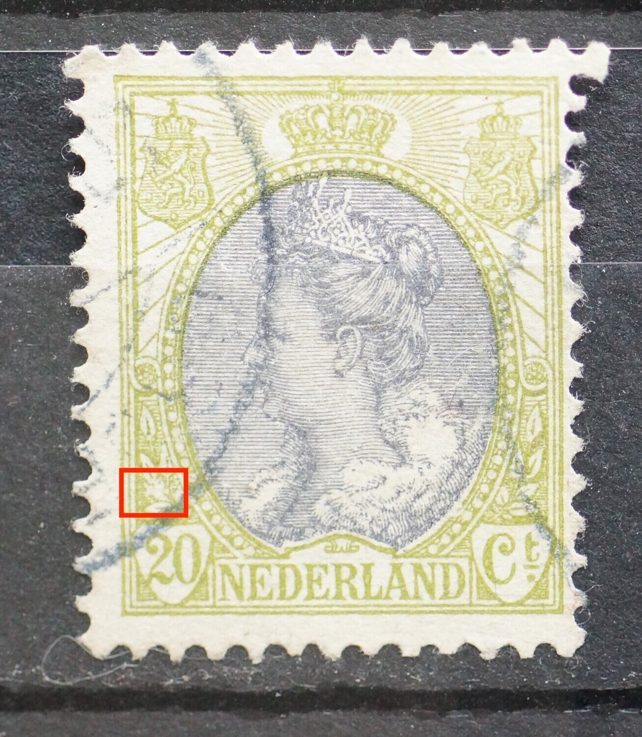 NVPH 69 - witte vlek tussen bladeren links