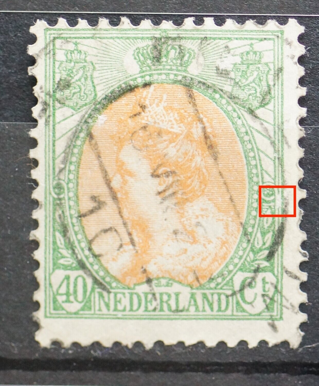 NVPH 73 - witte vlek/grote breuk in kaderlijn rechts van rechter rozet