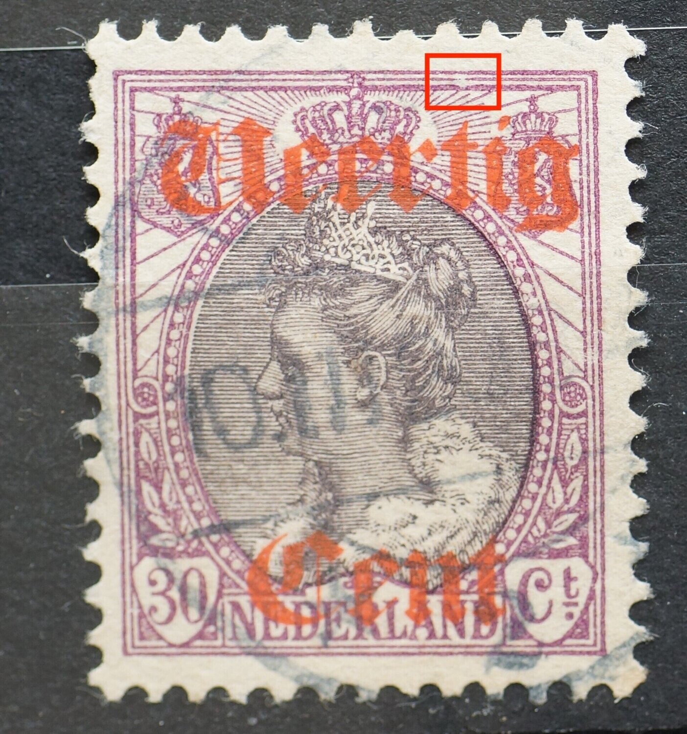 NVPH 102 - witte vlek/breukje in kaderlijnen boven