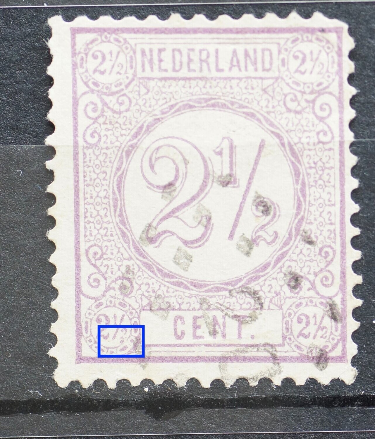 NVPH 33 - violette punt onder kleine 2 van 2 1/2 links onder
