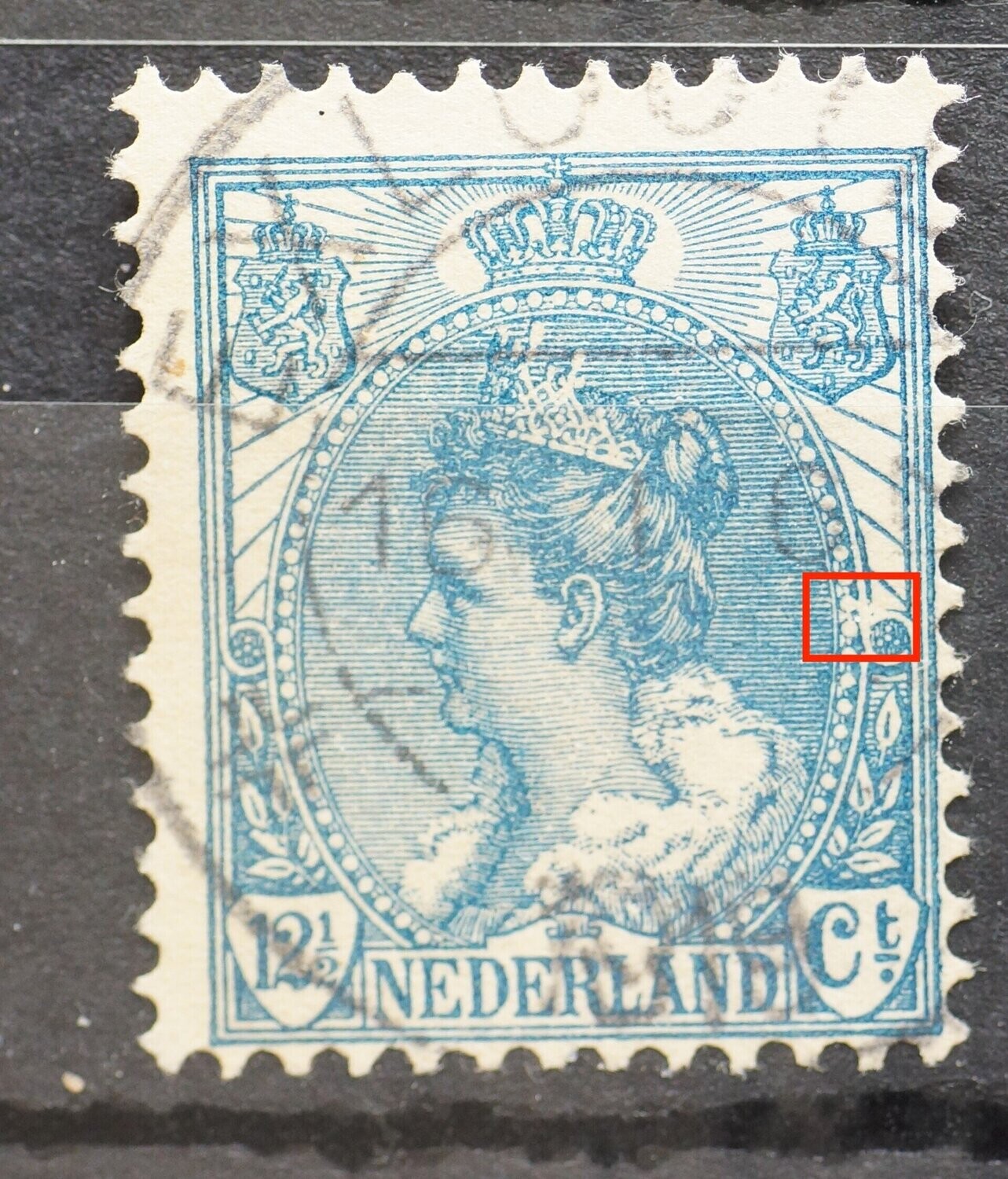 NVPH 63 - beschadiging boven rechter rozet