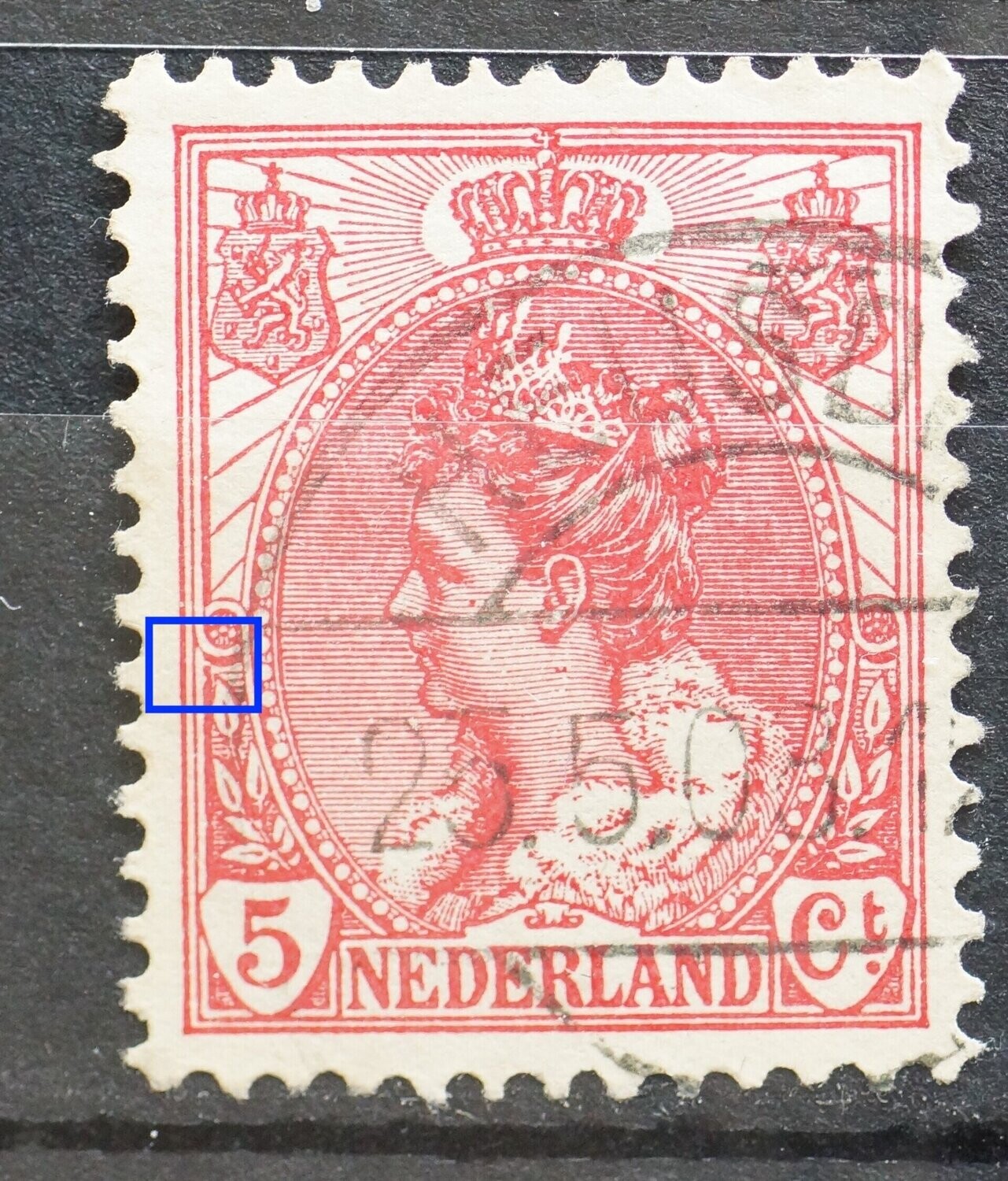 NVPH 60 - beginnende beschadiging onder linker rozet NVPH 60 - beginnende beschadiging onder linker rozet