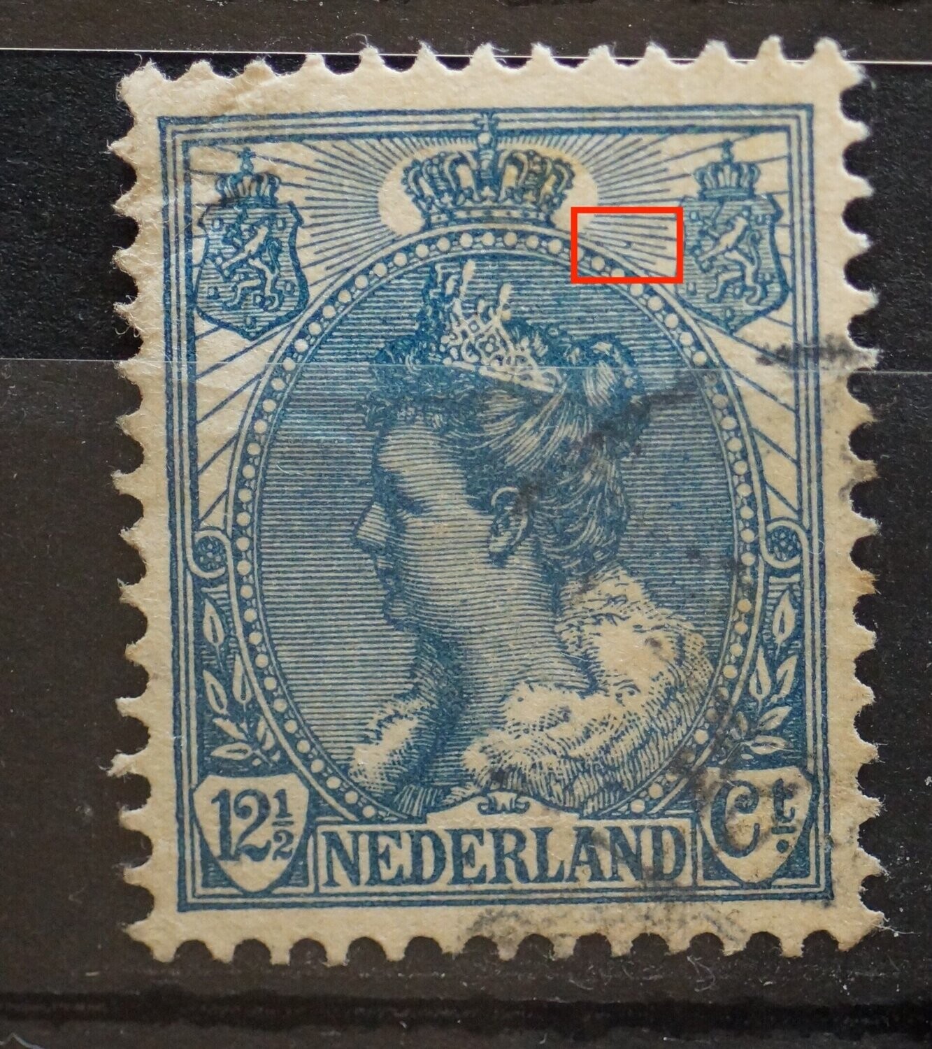 NVPH 63 - blauwe punt tussen stralen rechts van kroon