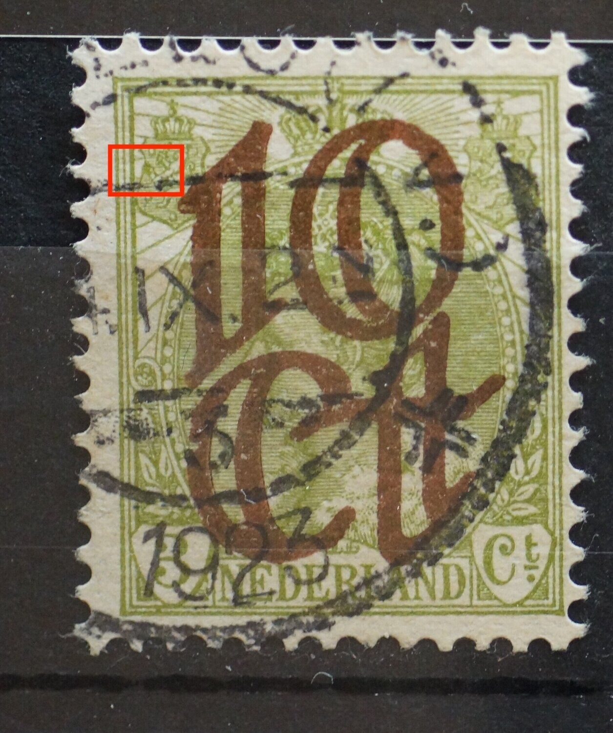 NVPH 116 - groene vlek boven pijlenbundel linker wapenschild NVPH 116 - groene vlek boven pijlenbundel linker wapenschild