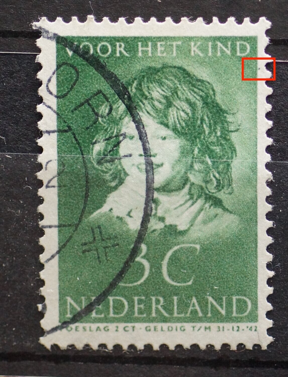 NVPH 301 - groene stip buiten het zegelbeeld rechts, boven