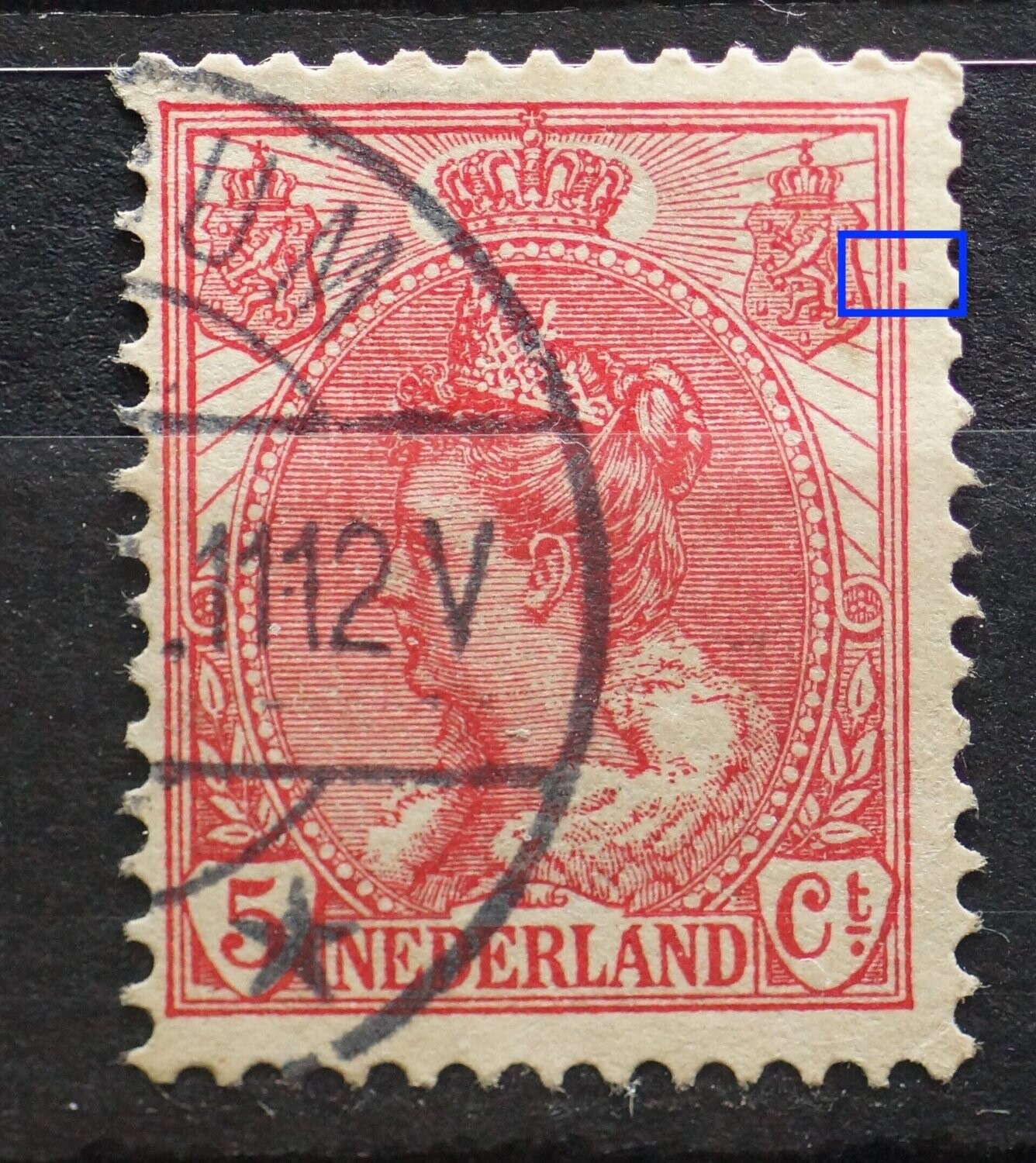 NVPH 60 - breuk in kaderlijn naast rechter wapenschild NVPH 60 - breuk in kaderlijn naast rechter wapenschild