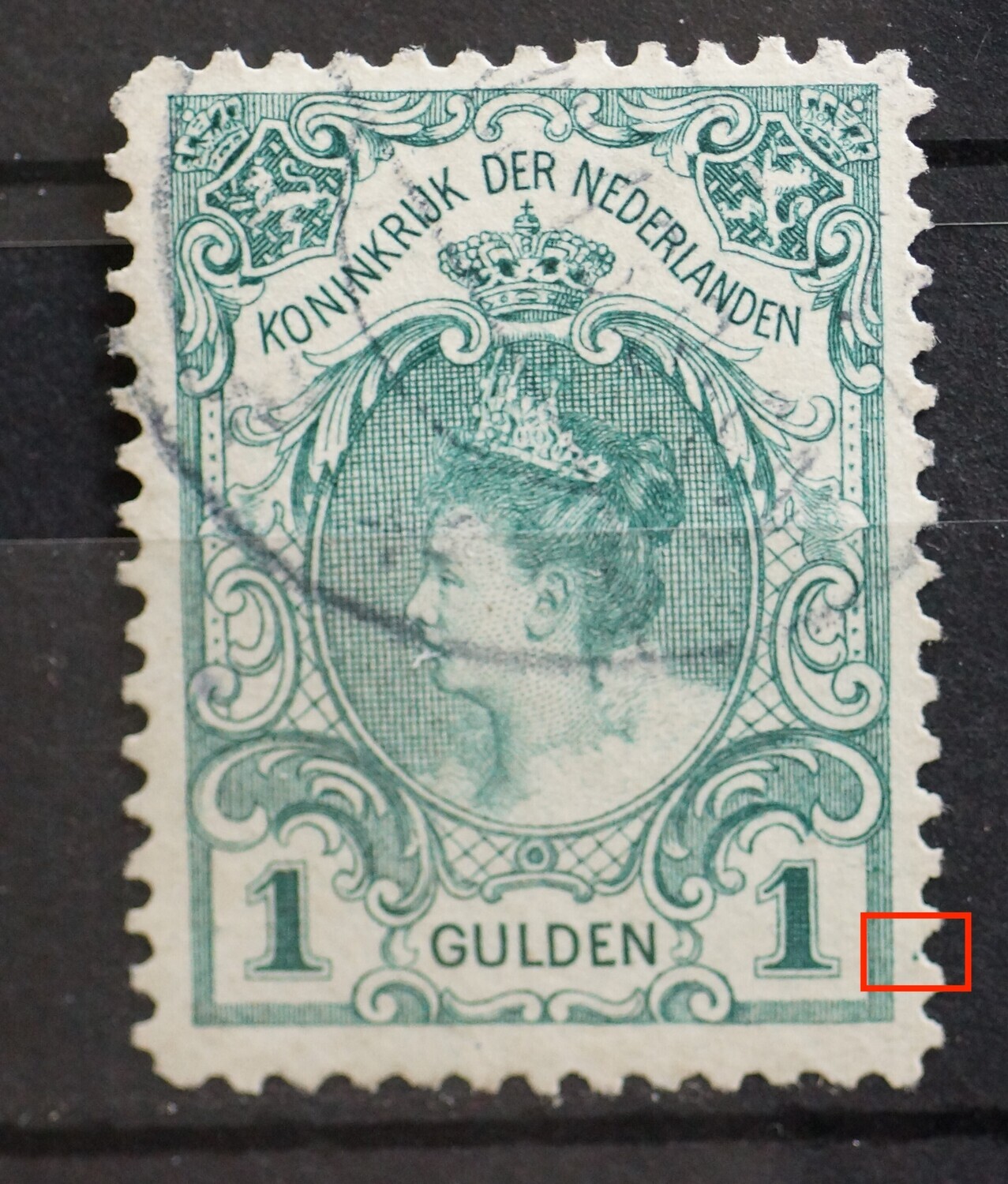 NVPH 77 - groene punt buiten zegelbeeld rechts