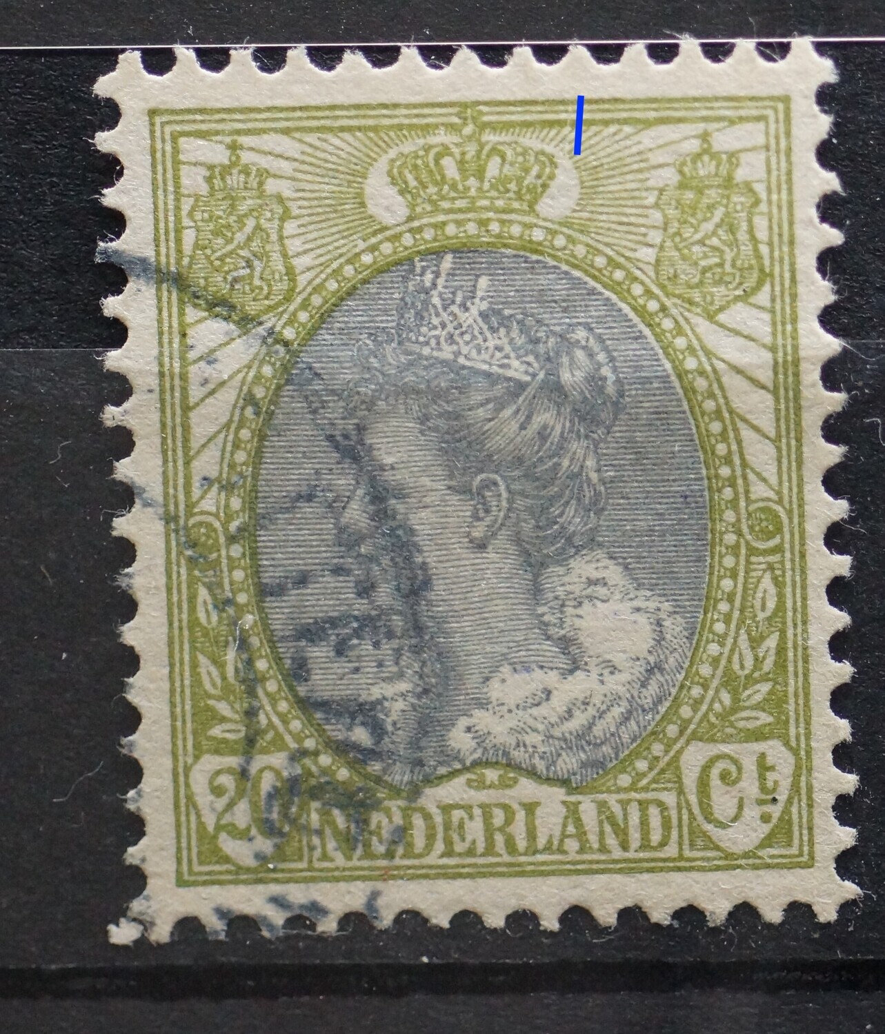 NVPH 69 - verticale graveerkras rechts van kroon