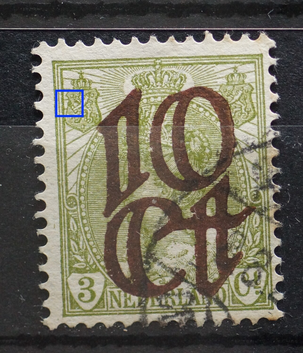 NVPH 116 - groene vlek boven de pijlenbundel linker wapenschild NVPH 116 - groene vlek boven de pijlenbundel linker wapenschild