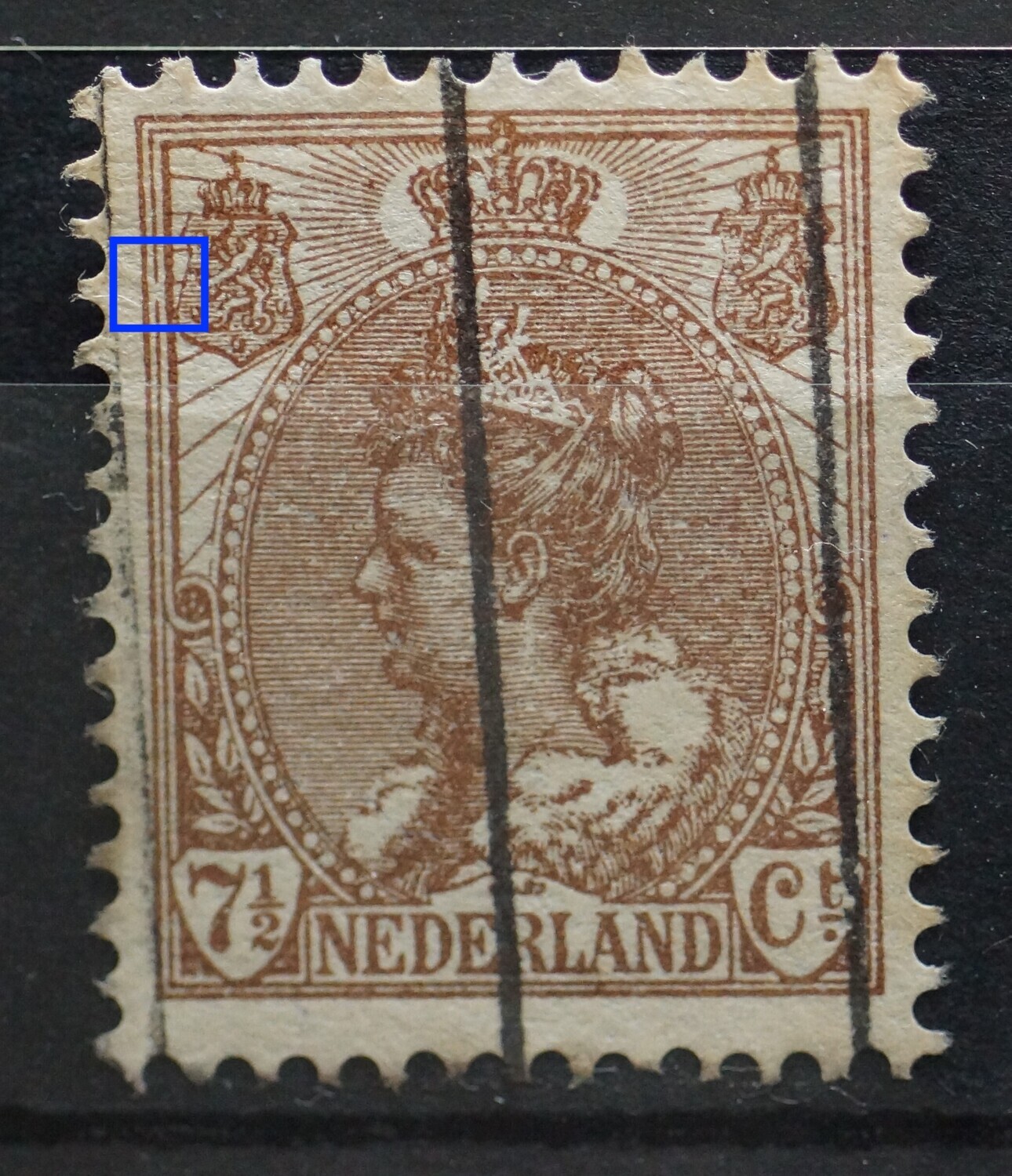 NVPH 61 breuk in de kaderlijn naast het linker wapenschild NVPH 61 breuk in de kaderlijn naast het linker wapenschild