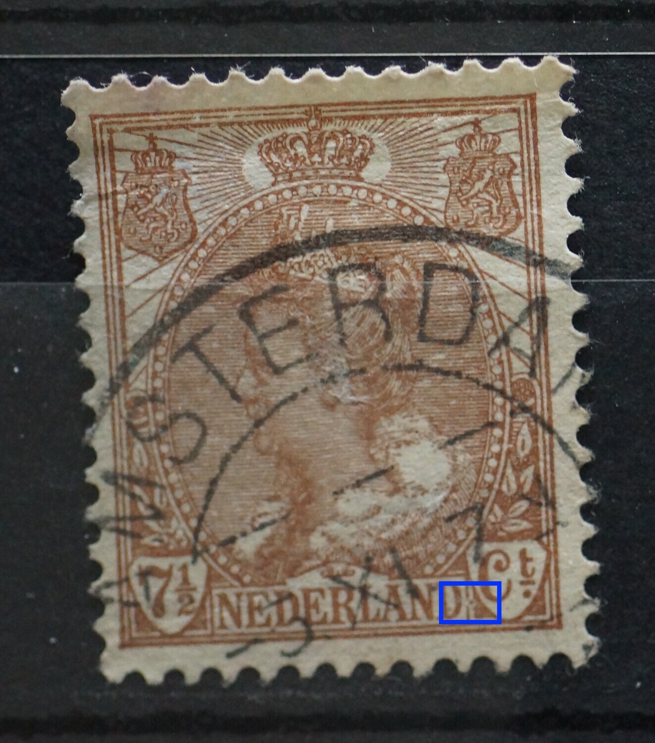 NVPH 61 - bruine stip tussen de D van NEDERLAND en Ct.