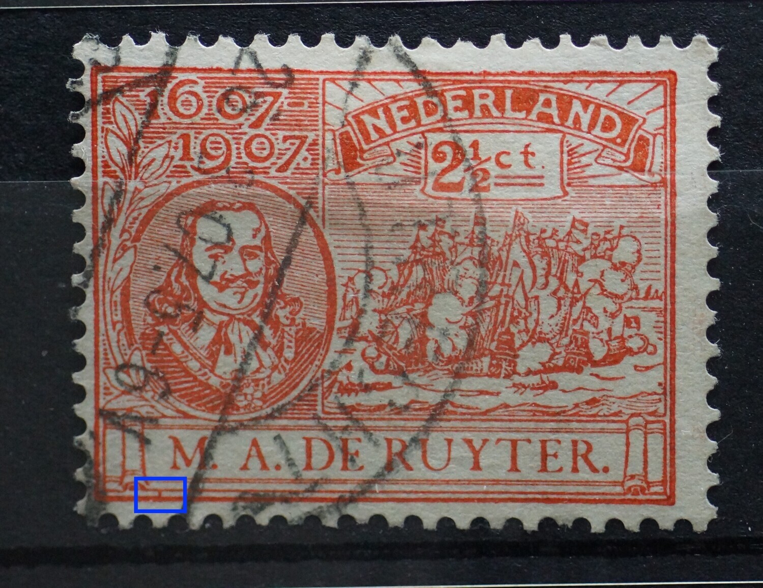 NVPH 89 - oranjerode punt tussen kaderlijnen onder, links