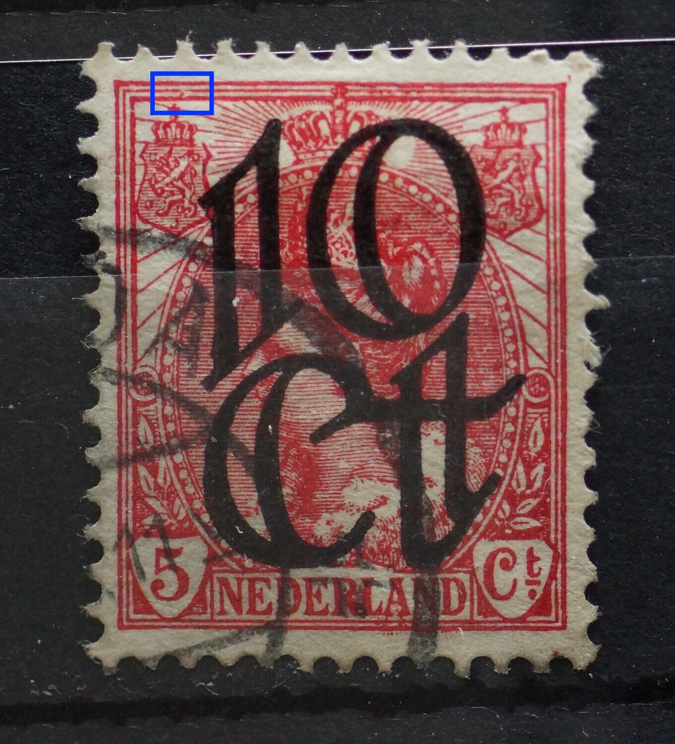NVPH 117 - rode punt tussen kaderlijnen boven linker wapenschild