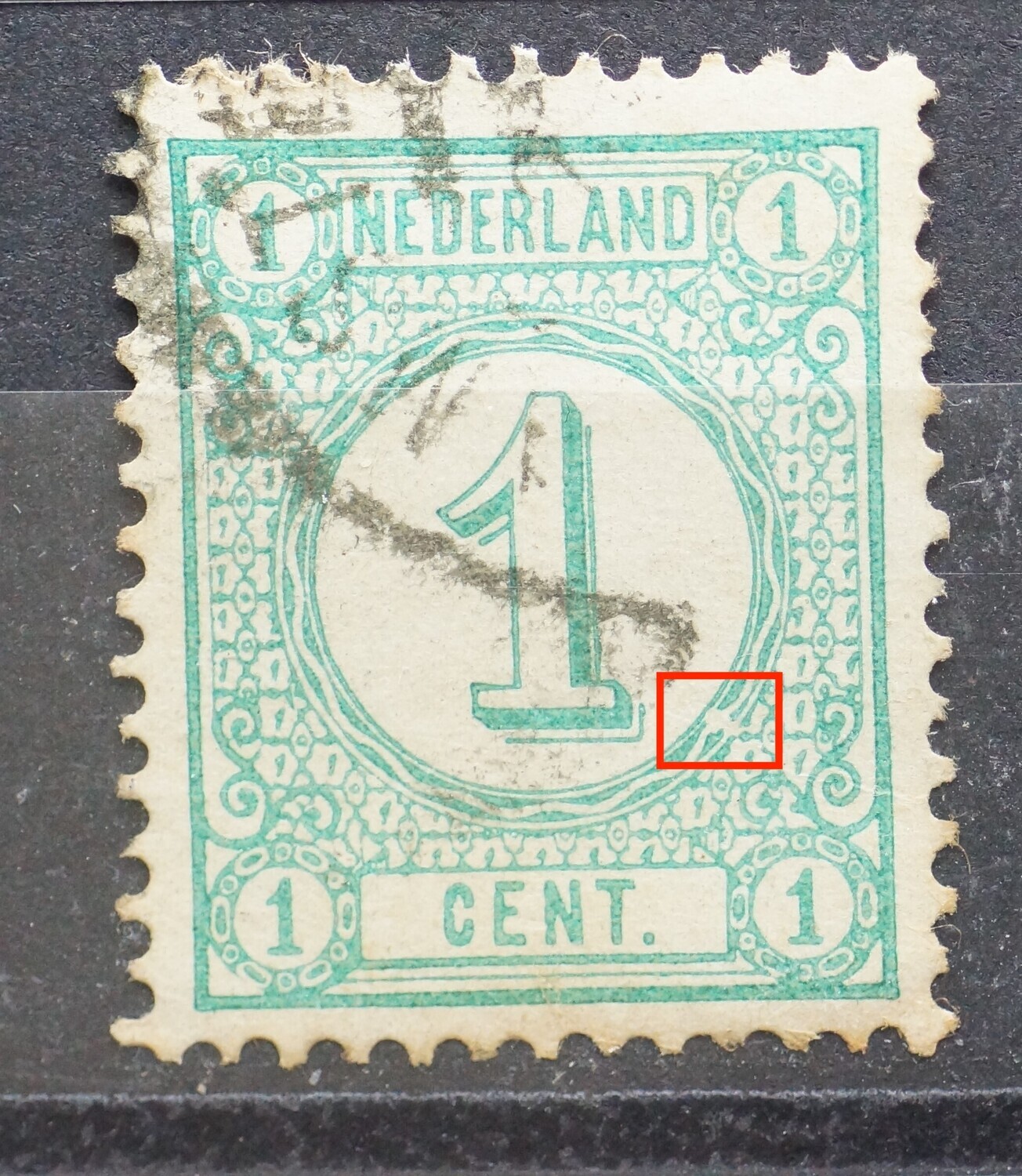 NVPH 31 - breuk in rand medaillon rechts
