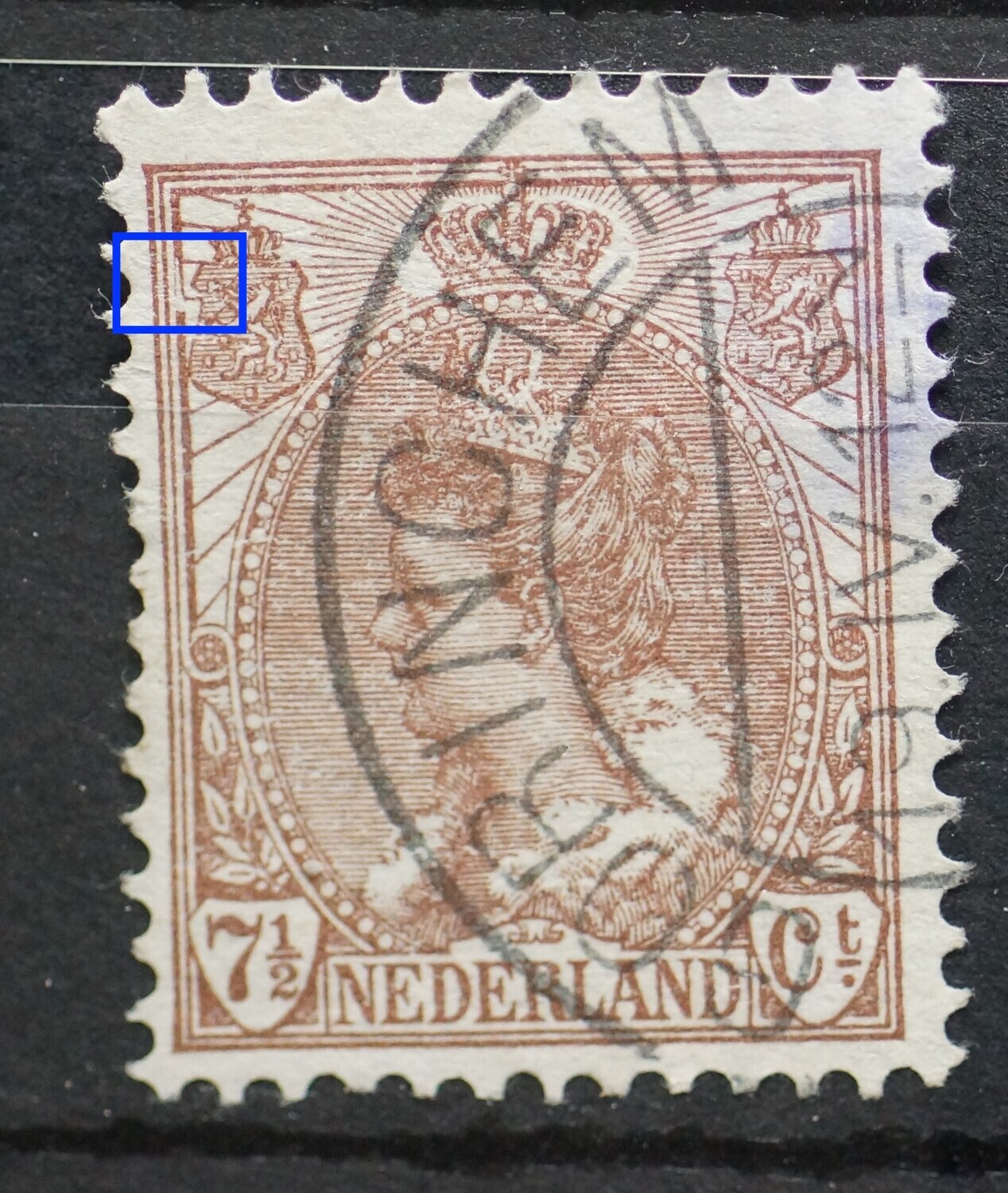 NVPH 61 - beschadigde kaderlijn naast linker wapenschild.