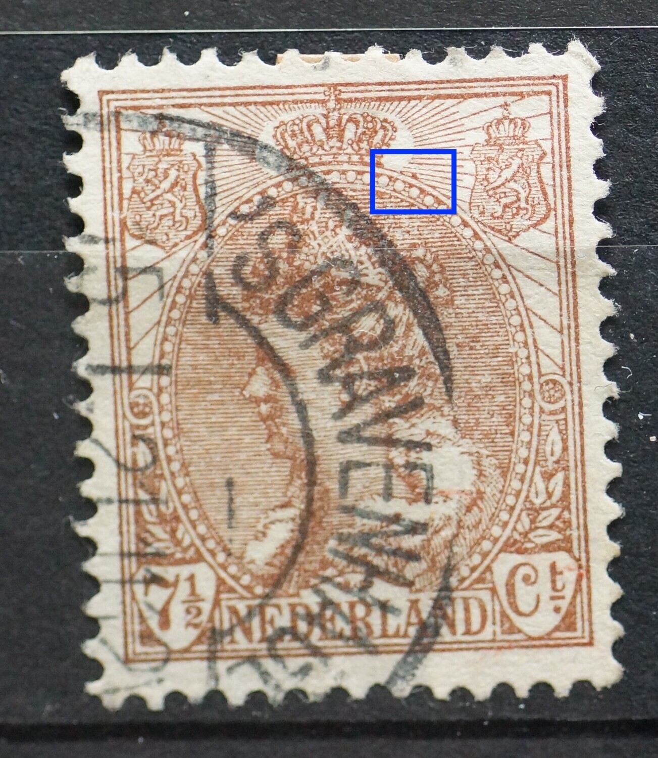 NVPH 61 - bruine punt aan rand medaillon, rechts van kroon