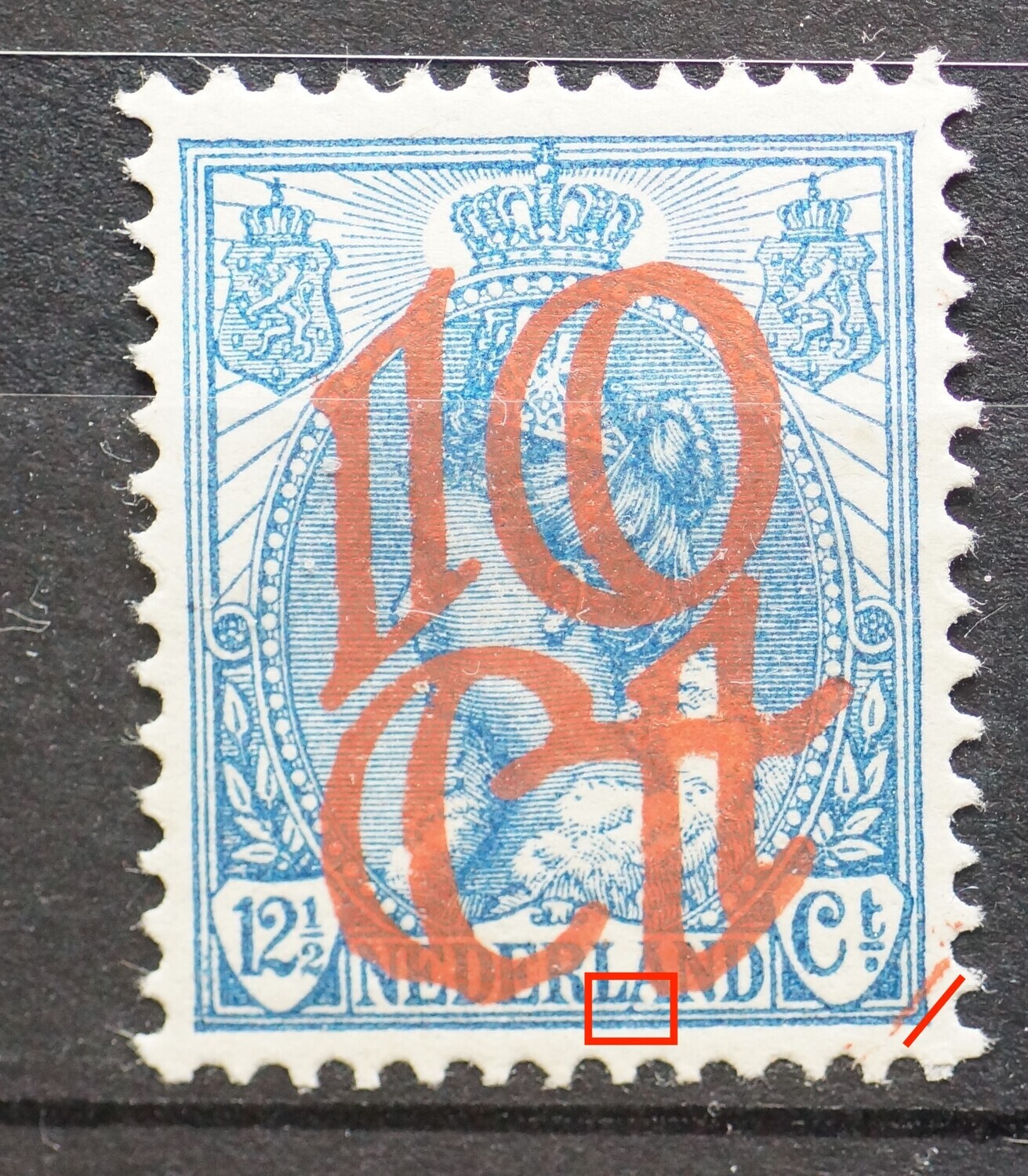NVPH 118 - blauwe punt onder de A van NEDERLAND en rode streep (van opdruk) rechtsonder