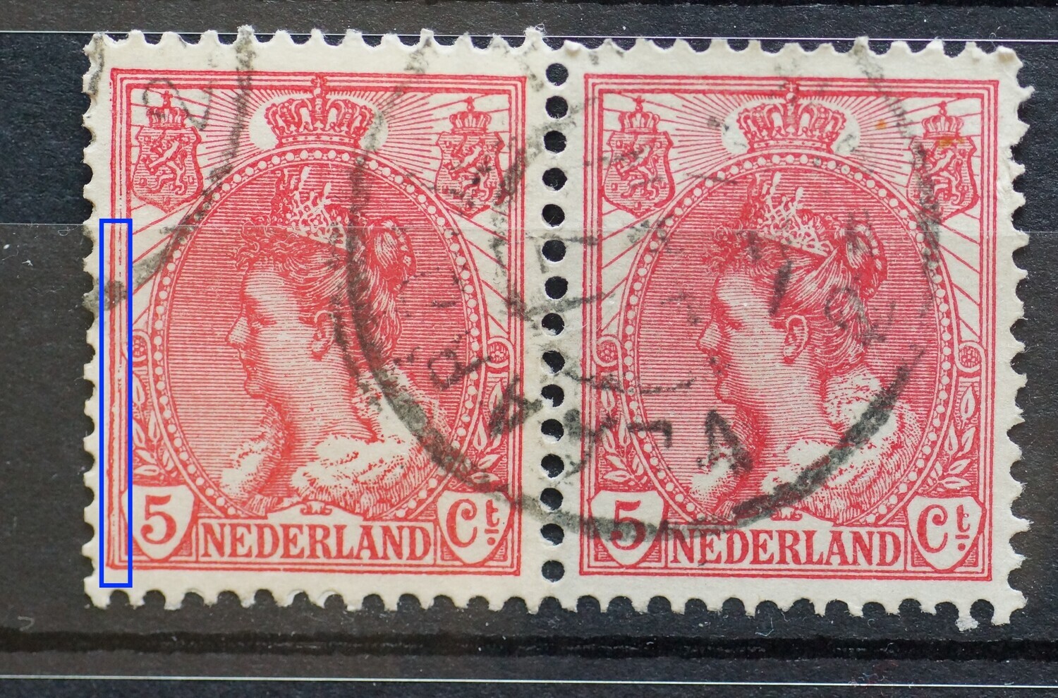 NVPH 60 (paar) - beschadigde/gespleten kaderlijn links (linker zegel)